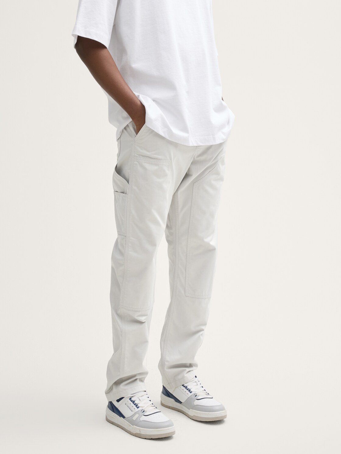 Loose fit utility trousers - Chalk Grey - Neckline model front view