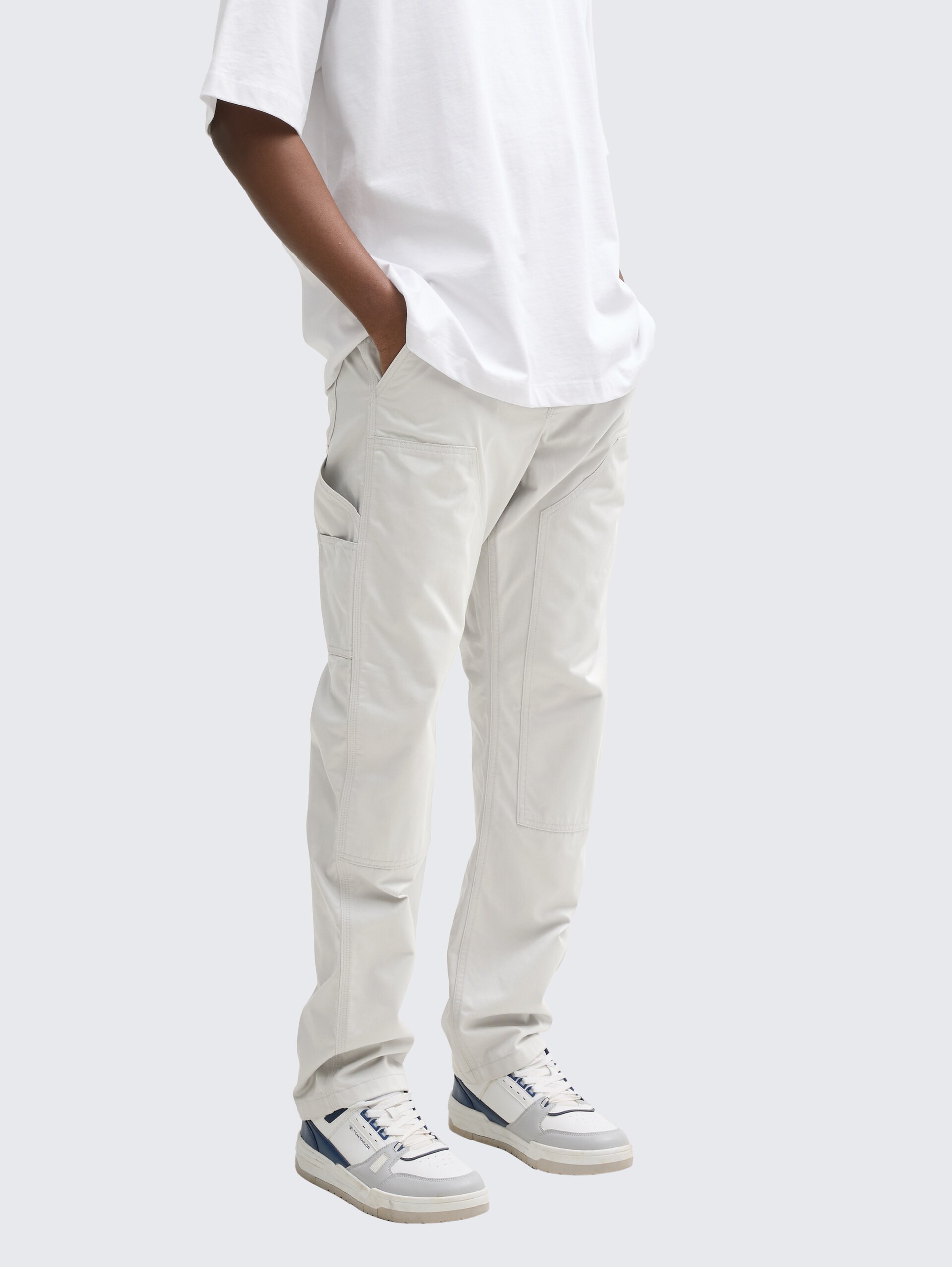 Loose Fit Utility Hose - Chalk Grey - Ausschnitt Model-Vorderansicht