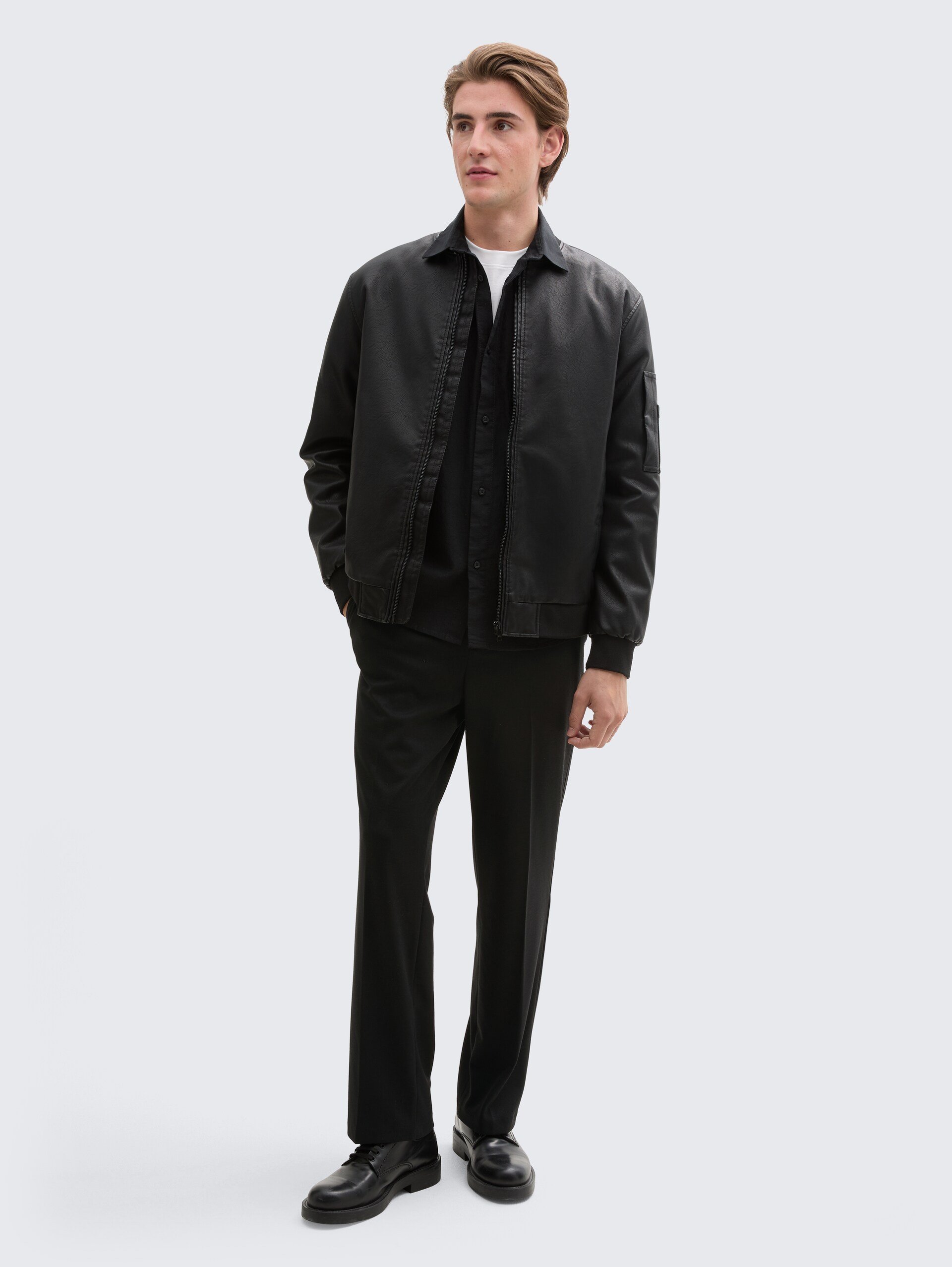Loose Fit Piqué Hose - Black - Model-Vorderansicht