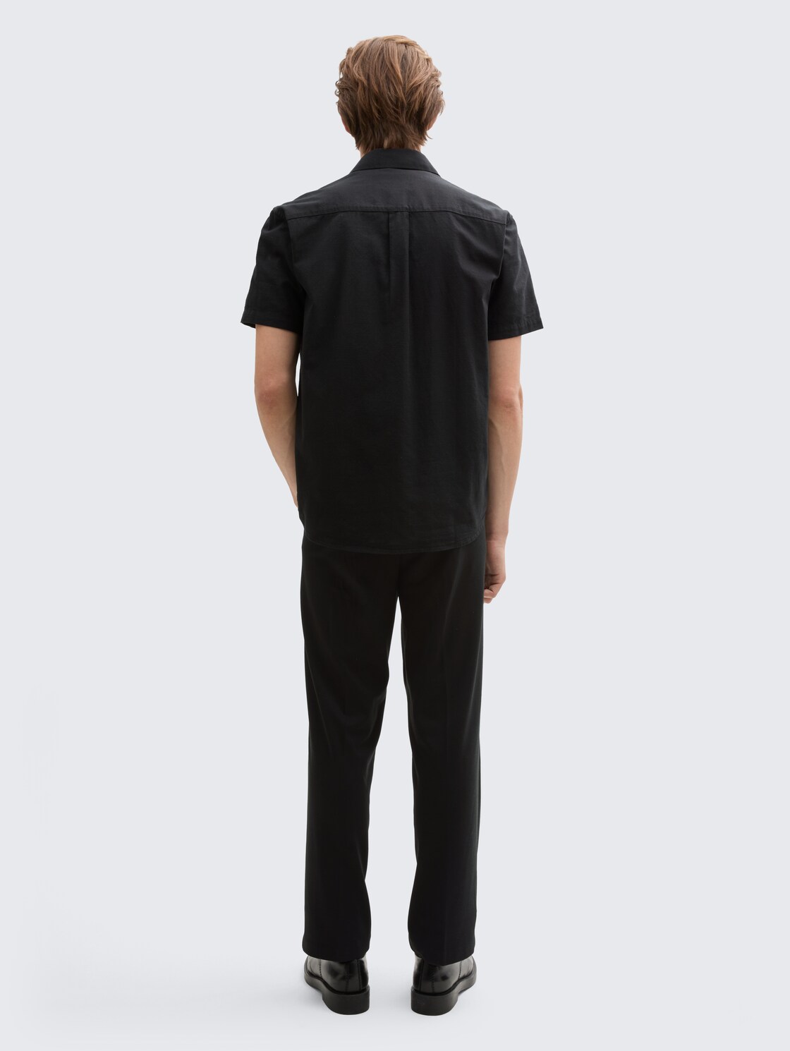 Loose Fit Piqué Hose - Black - Auschnitt Model-Rückansicht