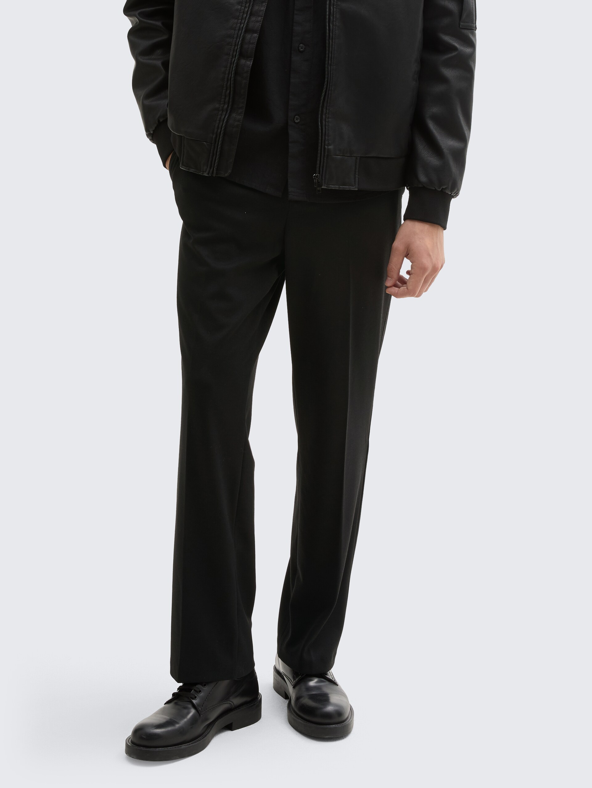 Loose Fit Piqué Hose - Black - Ausschnitt Model-Vorderansicht