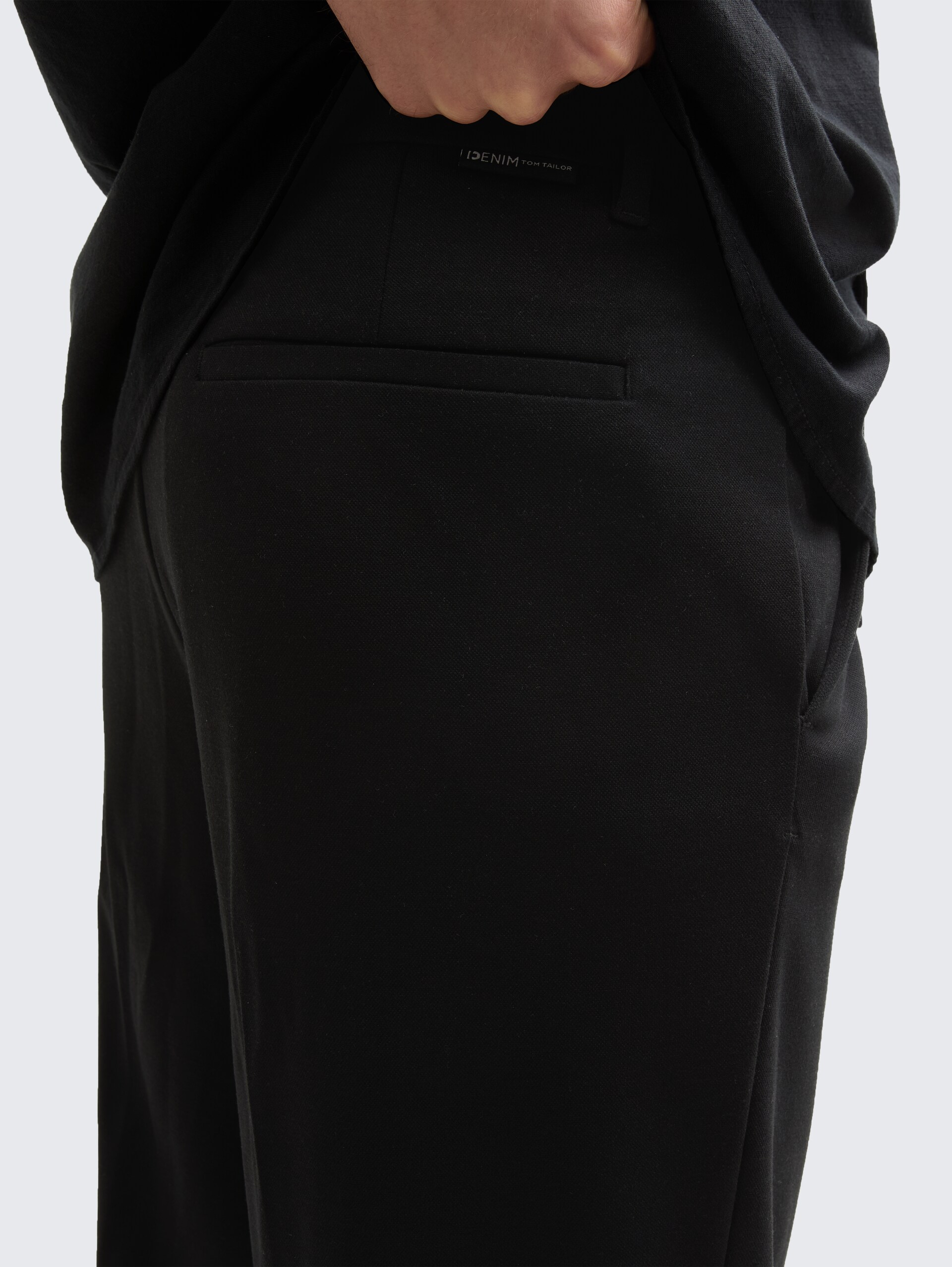 Loose Fit Piqué Hose - Black - Detail-Model-Ansicht