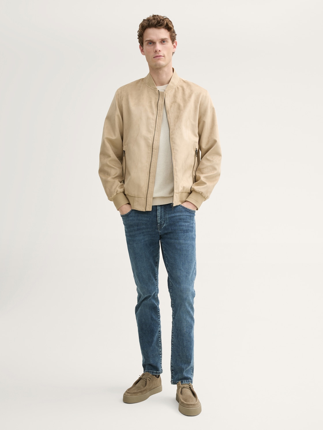 Bomberjacke in Wildleder-Optik - Cement Beige - seitliche Model-Ansicht