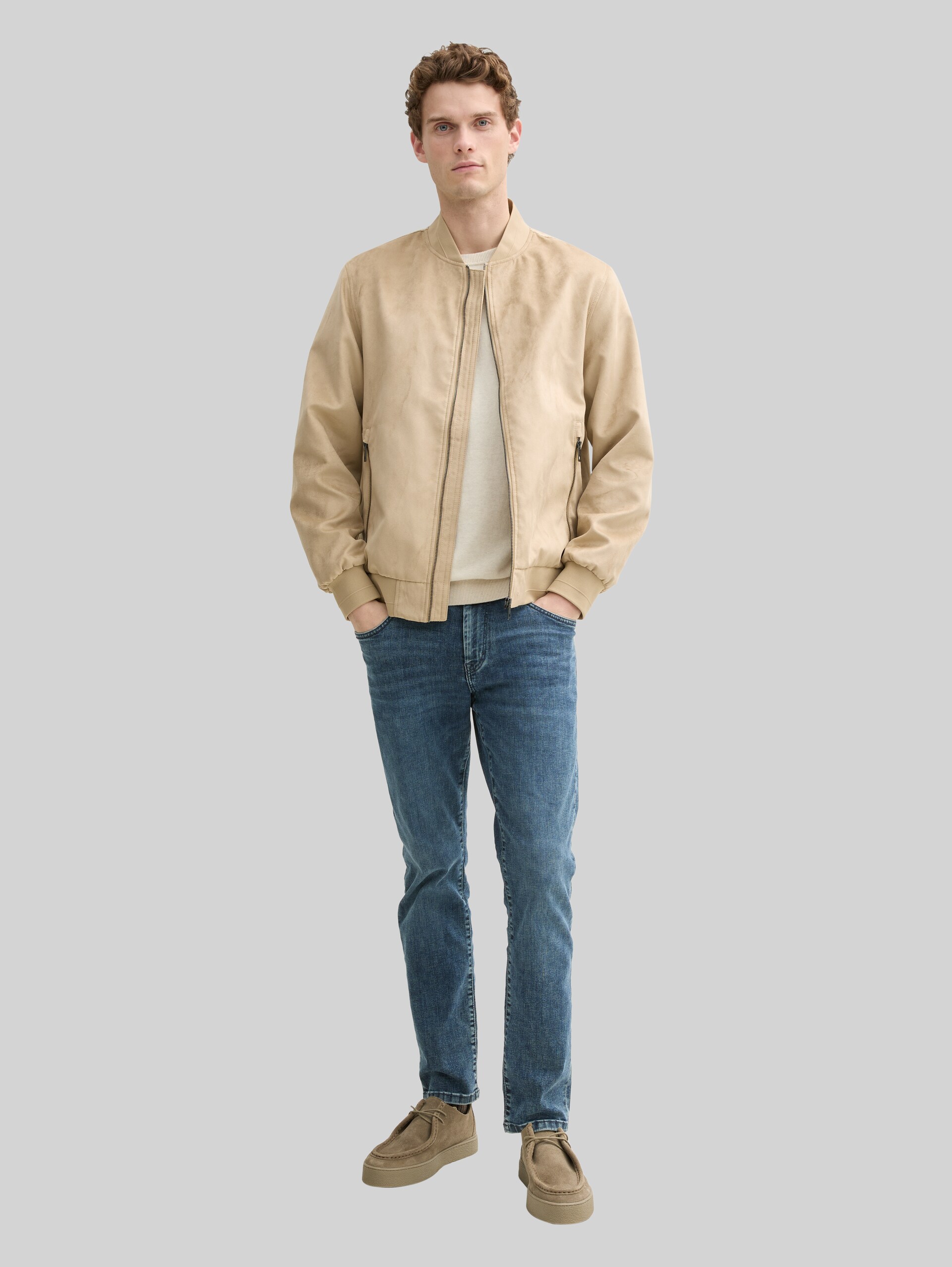 Bomberjacke in Wildleder-Optik - Cement Beige - seitliche Model-Ansicht