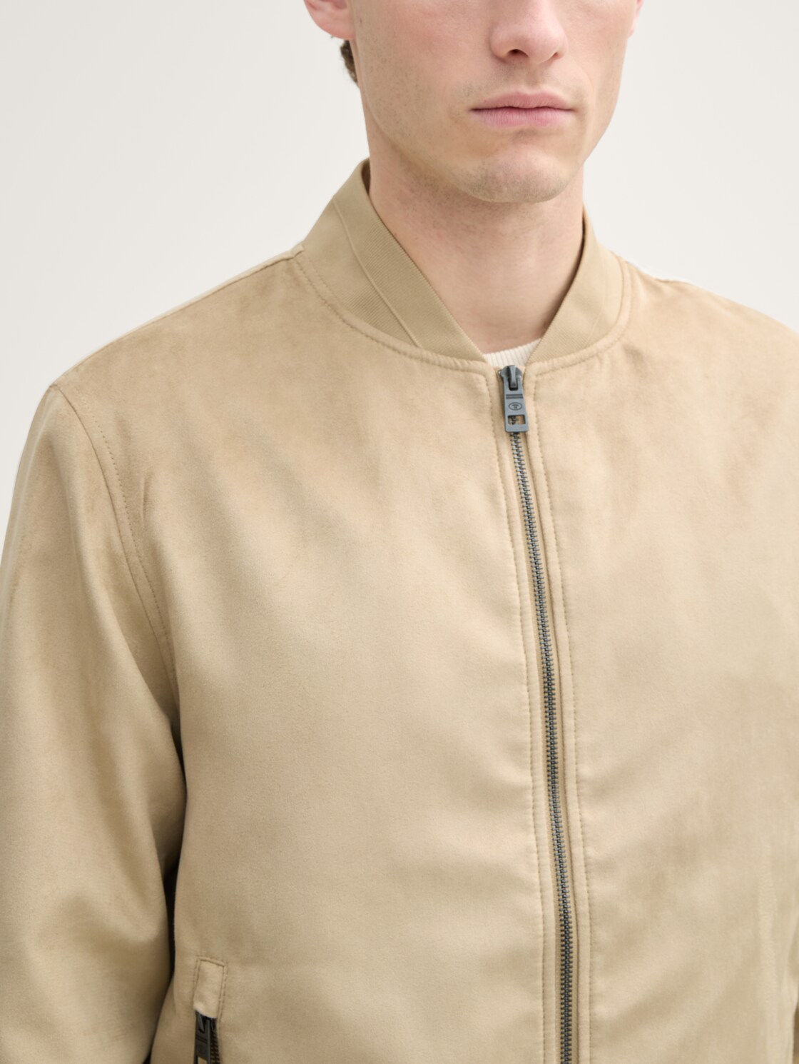 Bomberjacke in Wildleder-Optik - Cement Beige - Detail-Model-Ansicht