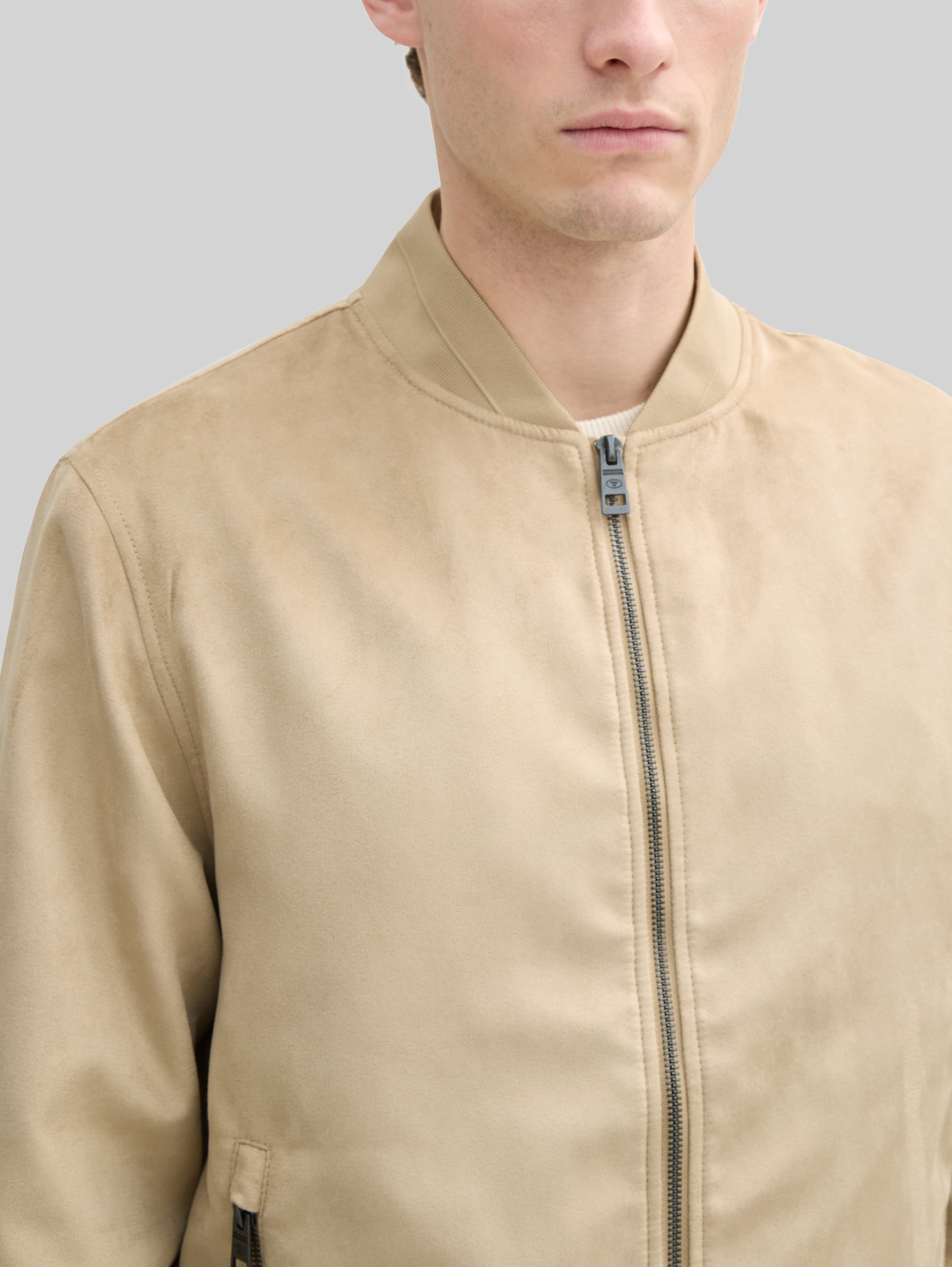 Bomberjacke in Wildleder-Optik - Cement Beige - Detail-Model-Ansicht