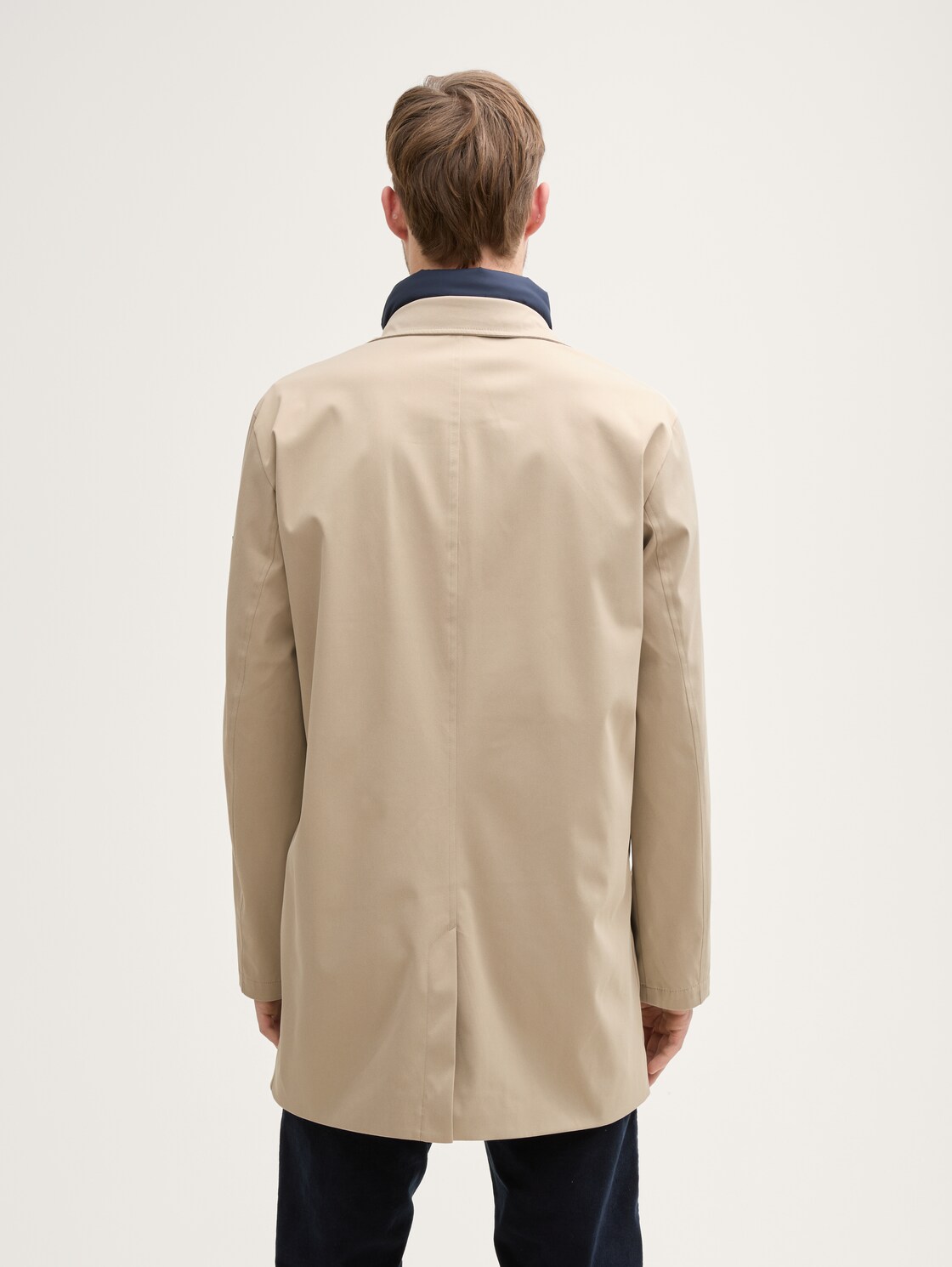 2-in-1 Mantel mit herausnehmbarem Einsatz - Cement Beige - Model-Rückansicht