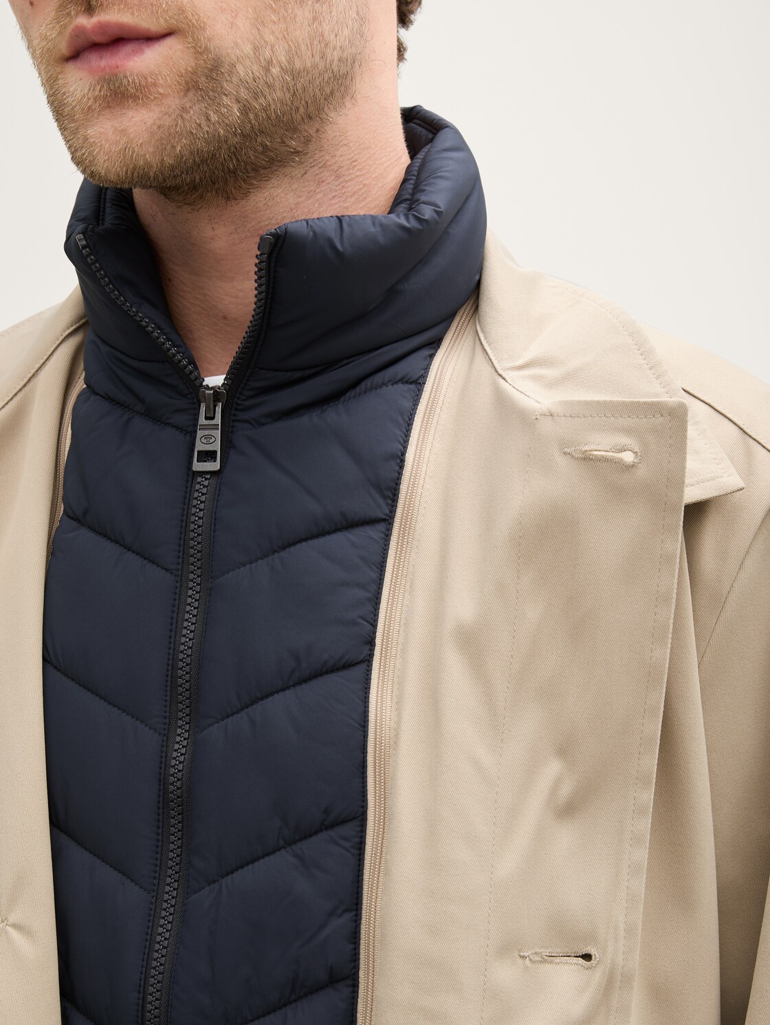 2-in-1 Mantel mit herausnehmbarem Einsatz - Cement Beige - Detail-Model-Ansicht