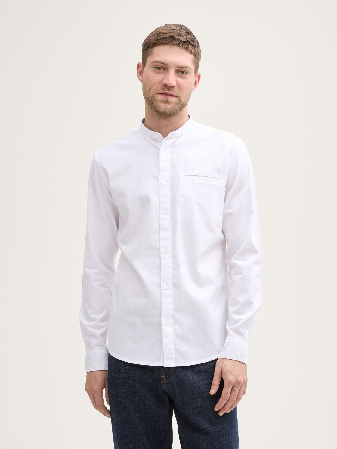 Fitted Oxford shirt with breast pocket - White - Neckline model front view