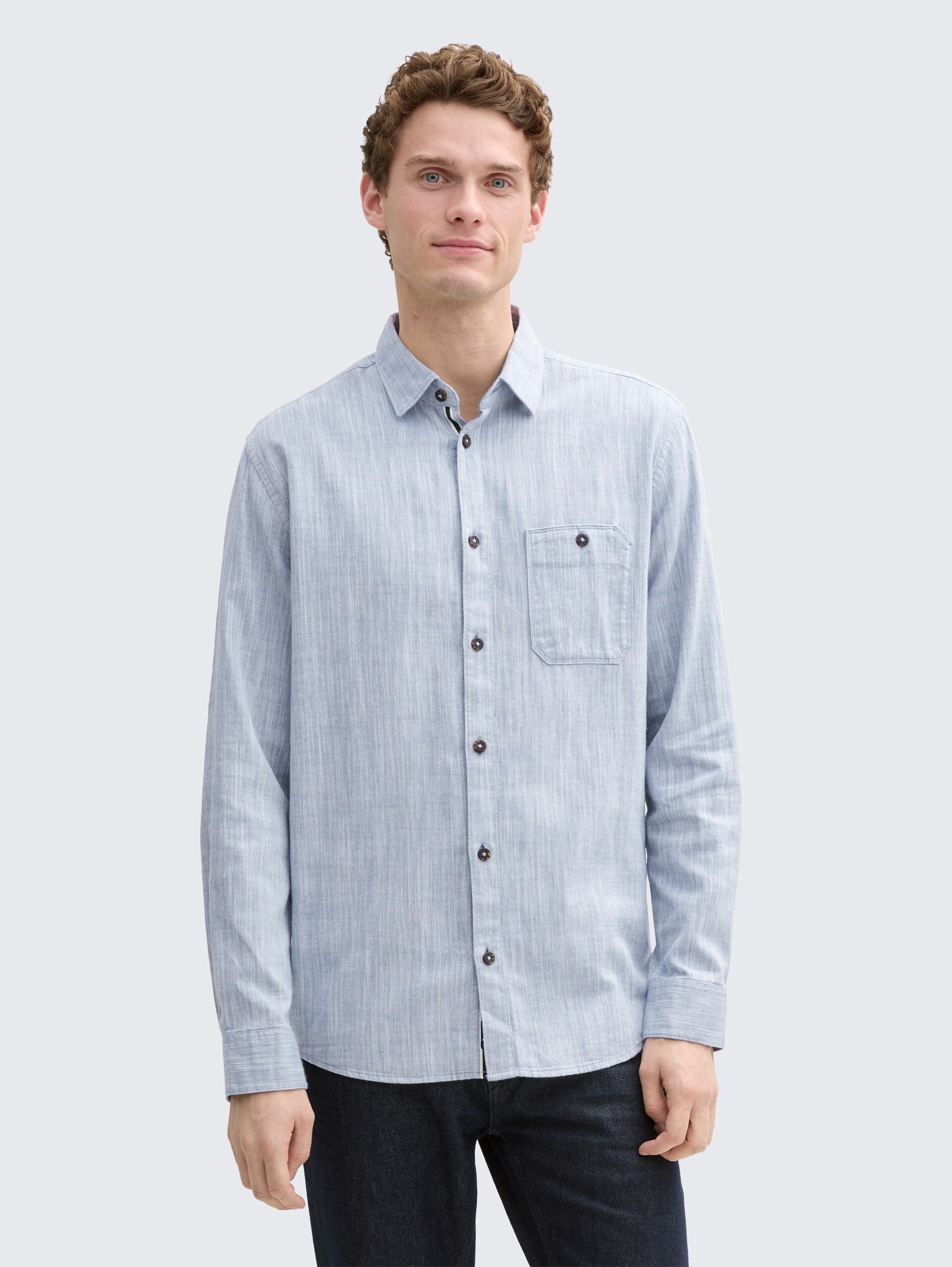 Regular Fit Hemd mit Brusttasche - white blue twill structure - Ausschnitt Model-Vorderansicht