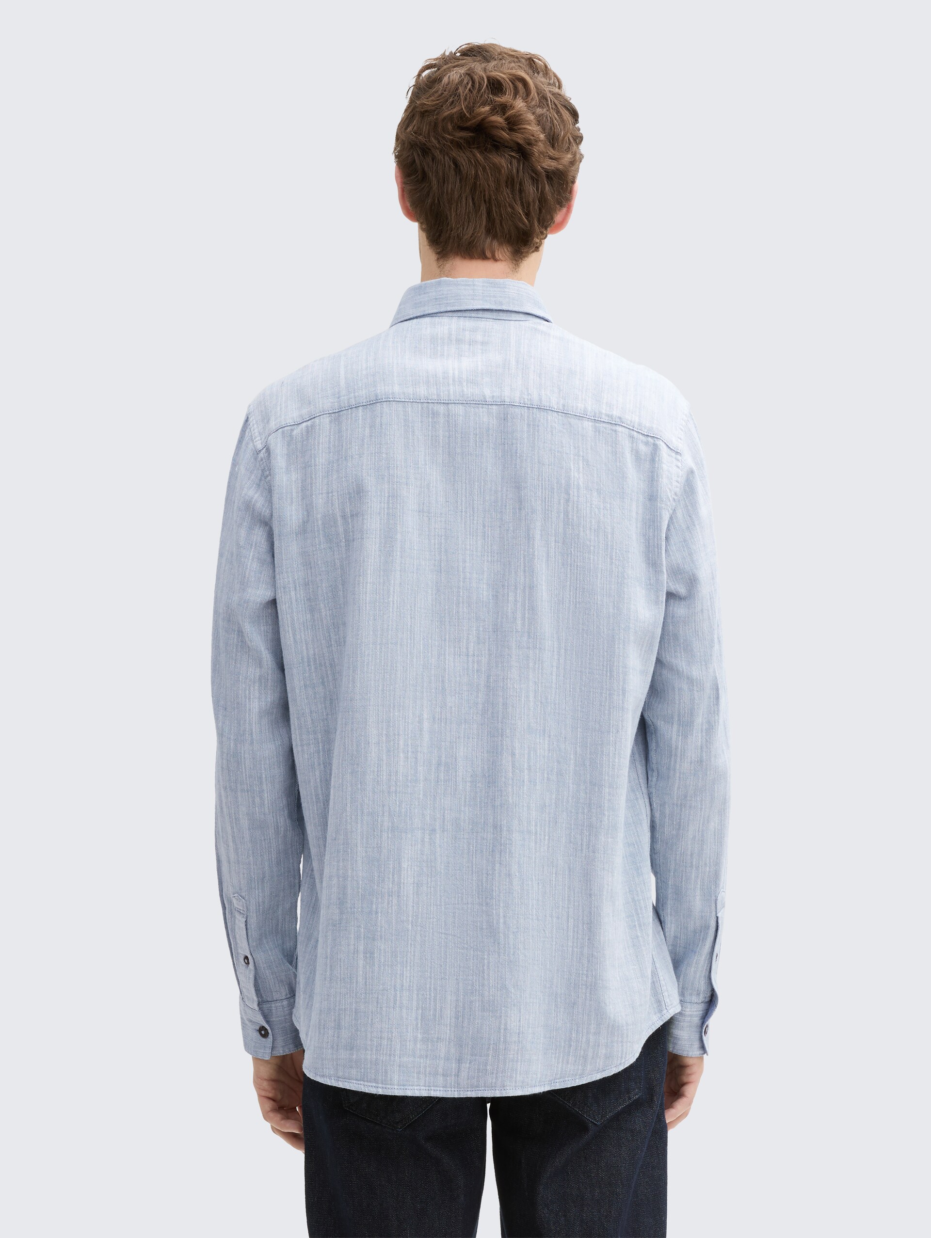 Regular Fit Hemd mit Brusttasche - white blue twill structure - Auschnitt Model-Rückansicht