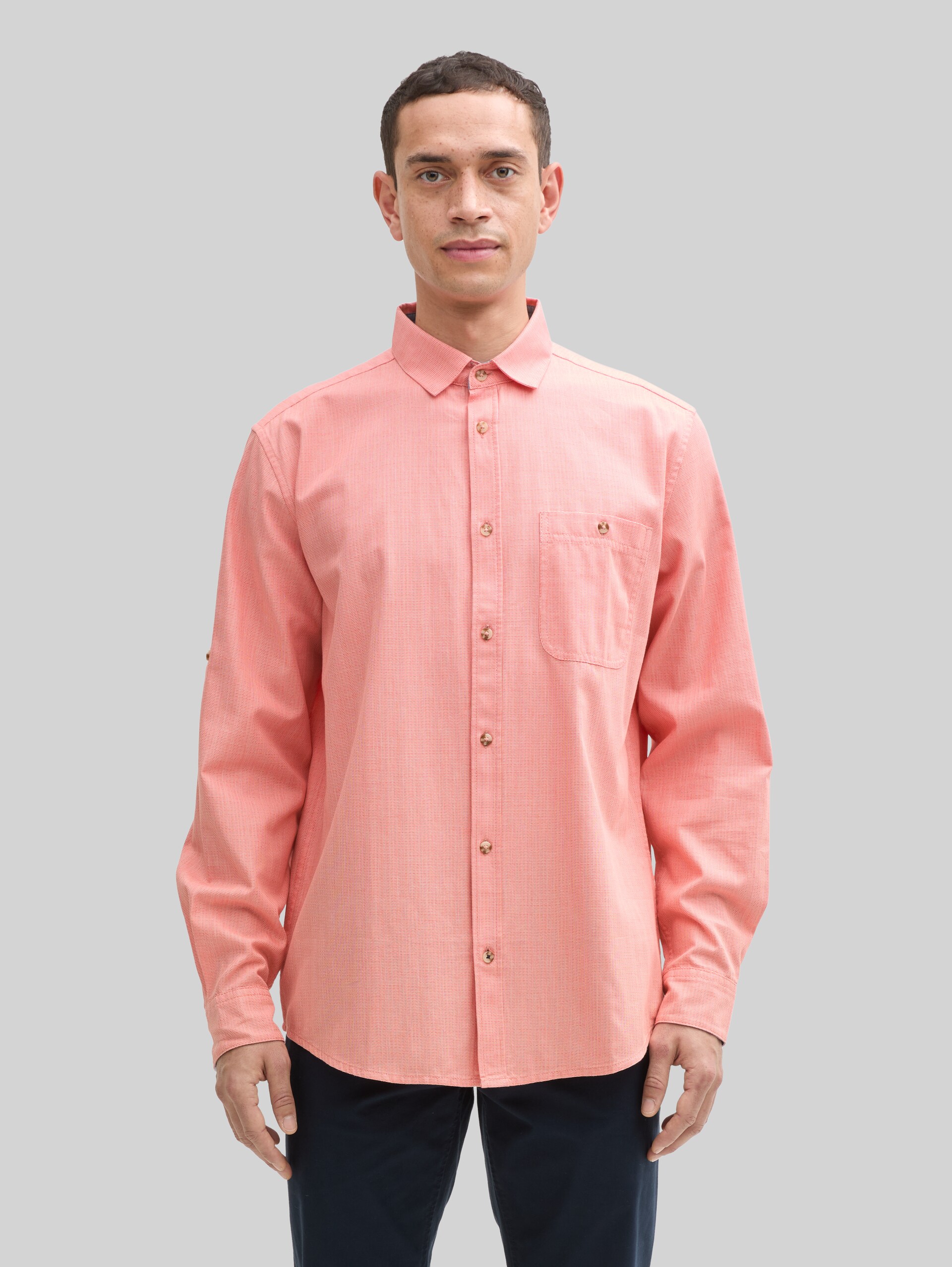 Regular fit shirt with adjustable sleeve length - coral straight structure - Neckline model front view