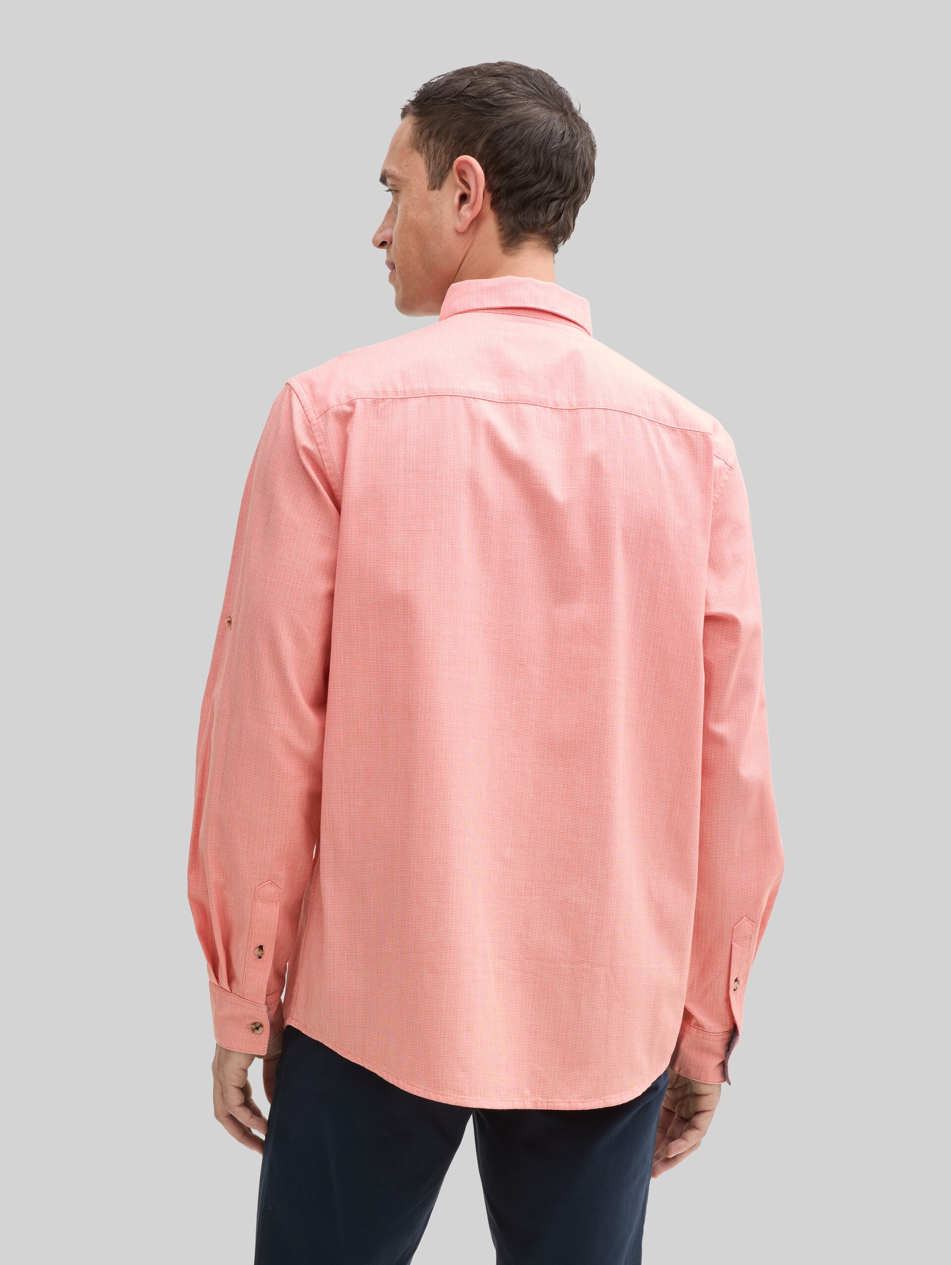 Regular fit shirt with adjustable sleeve length - coral straight structure - Neckline model-back view