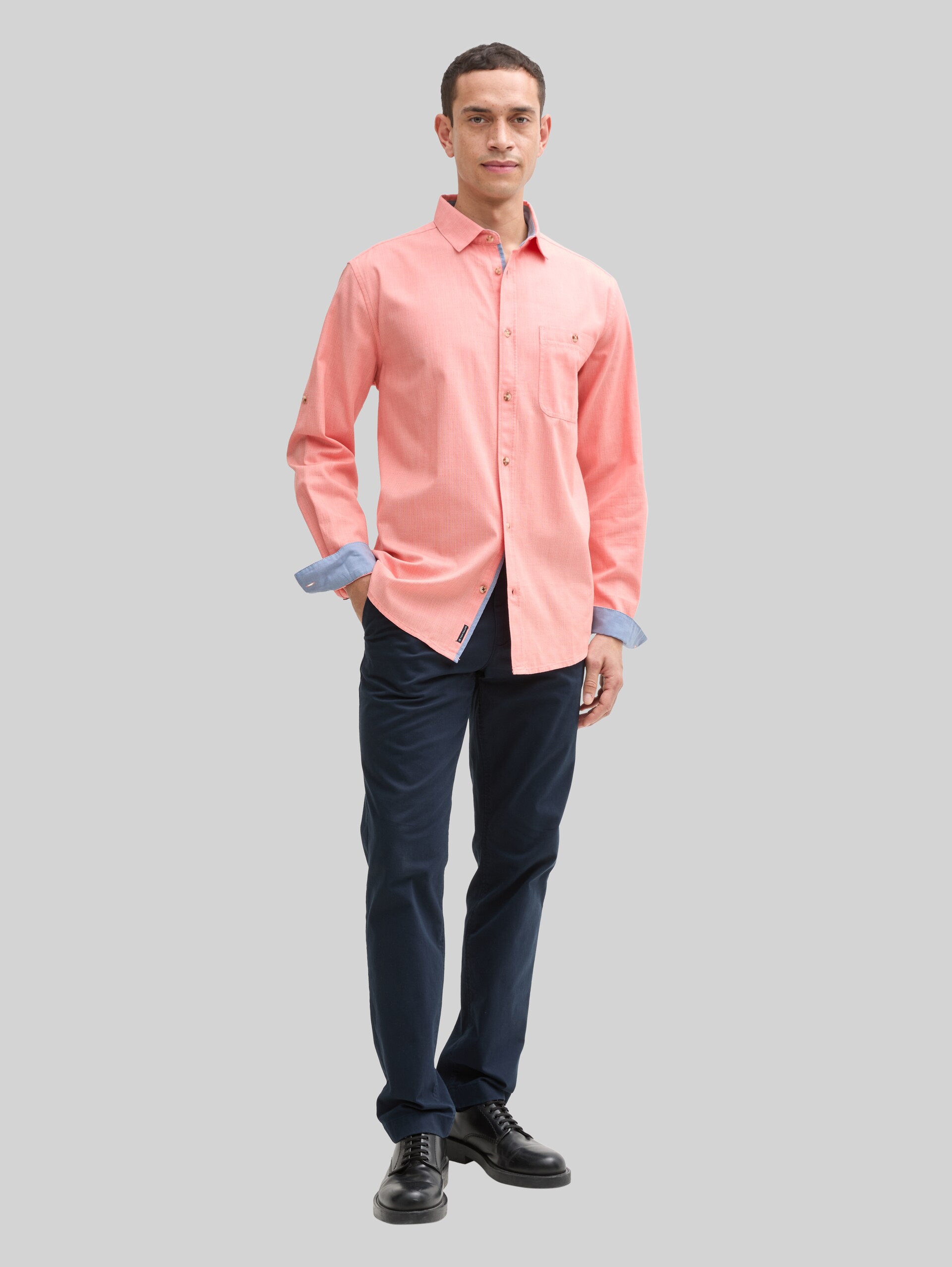 Regular fit shirt with adjustable sleeve length - coral straight structure - Model front view
