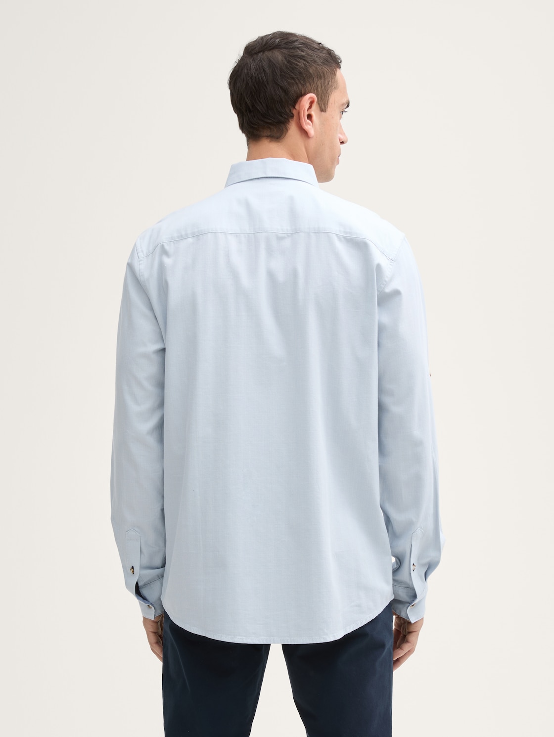 Regular Fit Hemd mit verstellbarer Ärmellänge - light blue straight structure - Auschnitt Model-Rückansicht