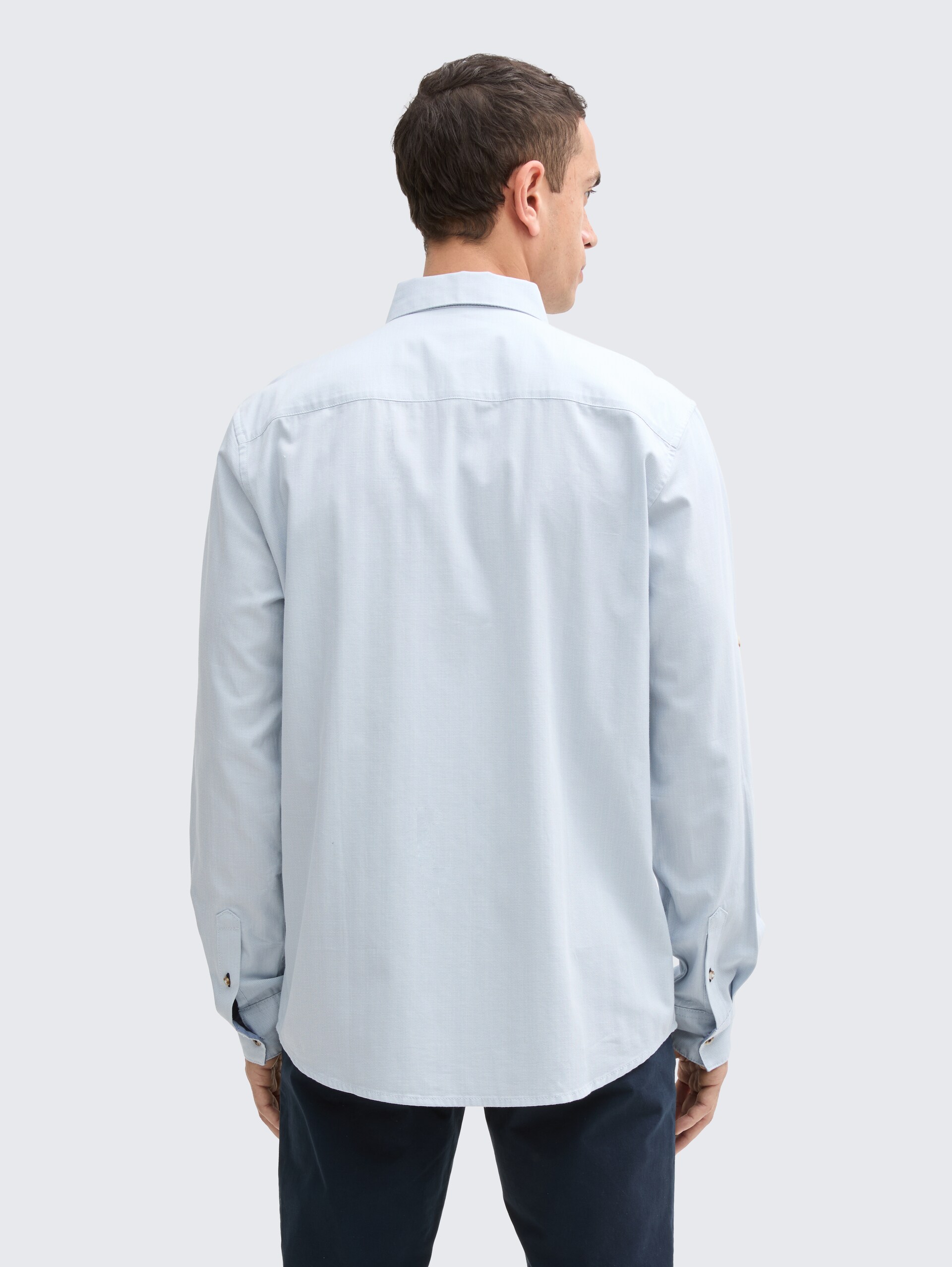 Regular Fit Hemd mit verstellbarer Ärmellänge - light blue straight structure - Auschnitt Model-Rückansicht