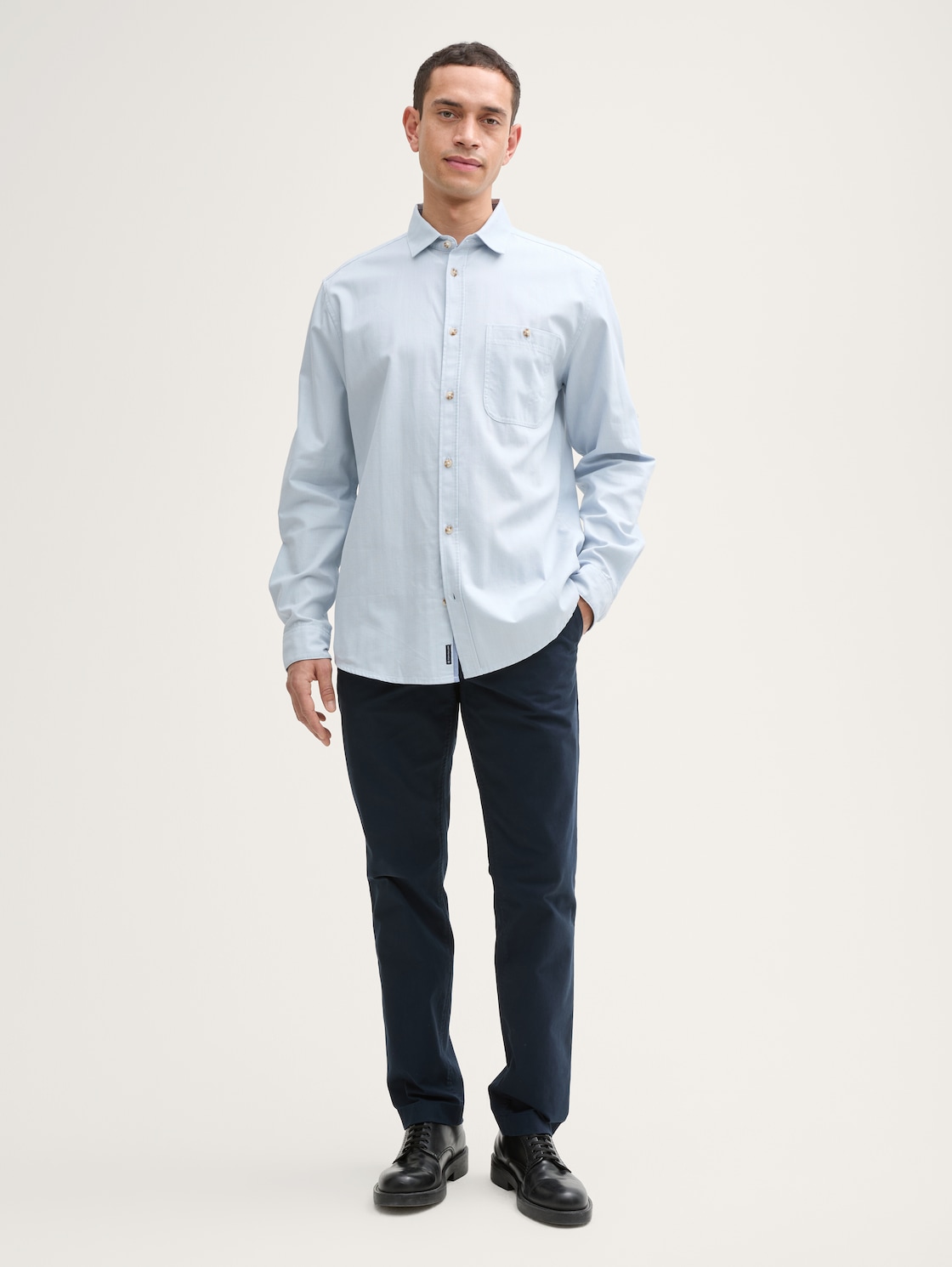 Regular Fit Hemd mit verstellbarer Ärmellänge - light blue straight structure - Model-Vorderansicht