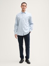 Regular Fit Hemd mit verstellbarer Ärmellänge - light blue straight structure - Model-Vorderansicht