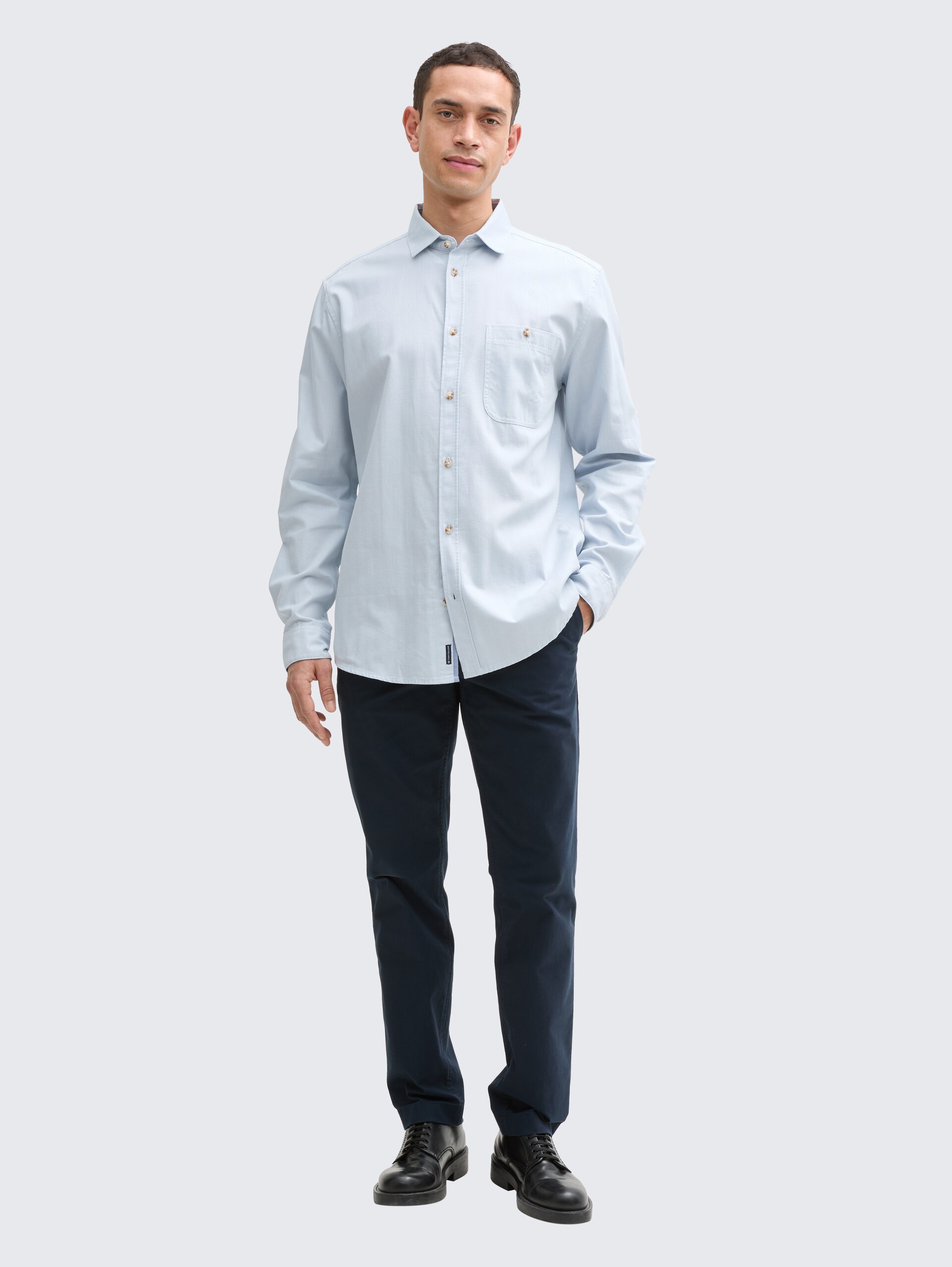 Regular Fit Hemd mit verstellbarer Ärmellänge - light blue straight structure - Model-Vorderansicht