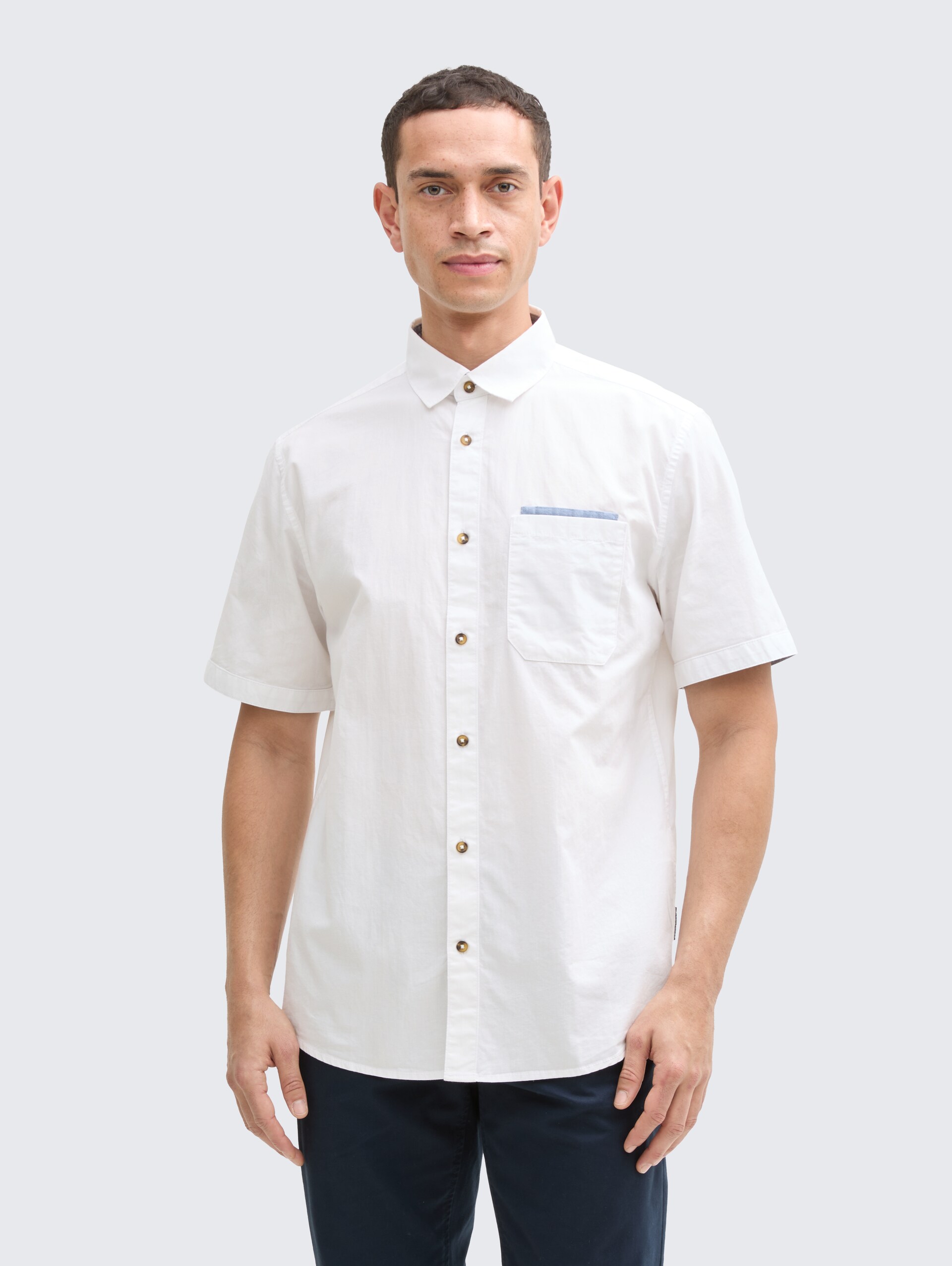 Regular Fit Kurzarmhemd mit Brusttasche - White - Ausschnitt Model-Vorderansicht