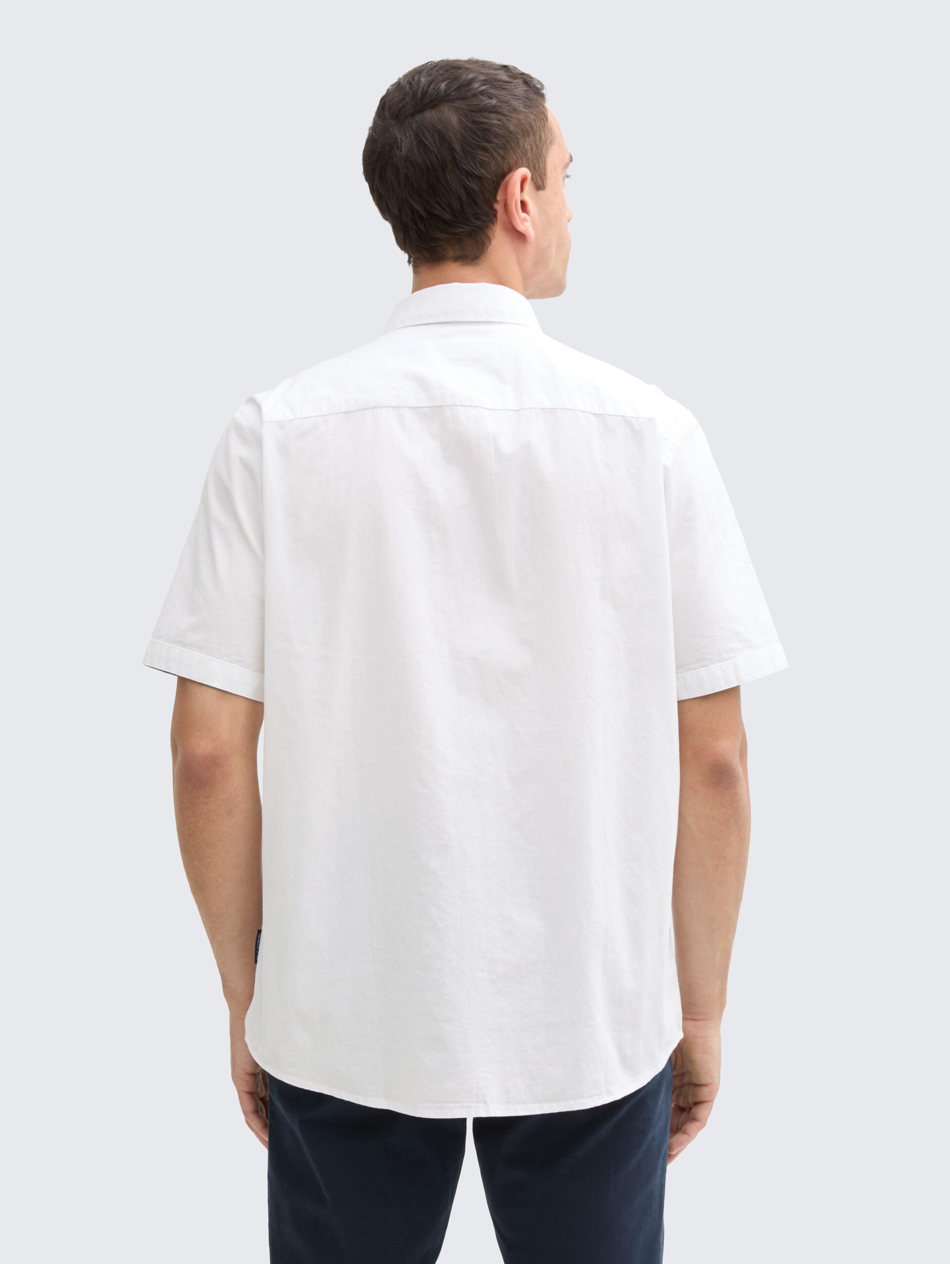 Regular Fit Kurzarmhemd mit Brusttasche - White - Auschnitt Model-Rückansicht