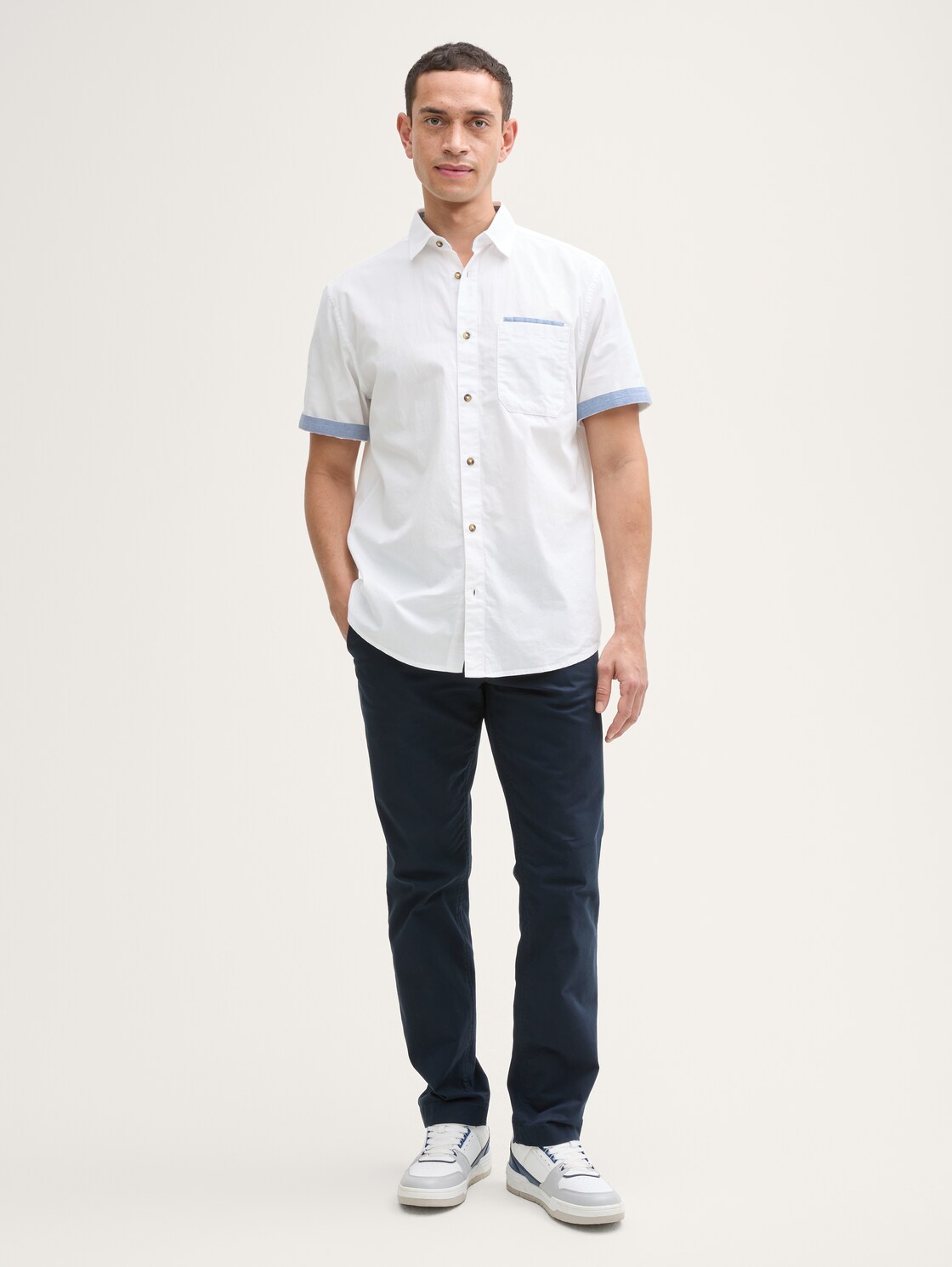 Regular Fit Kurzarmhemd mit Brusttasche - White - Model-Vorderansicht