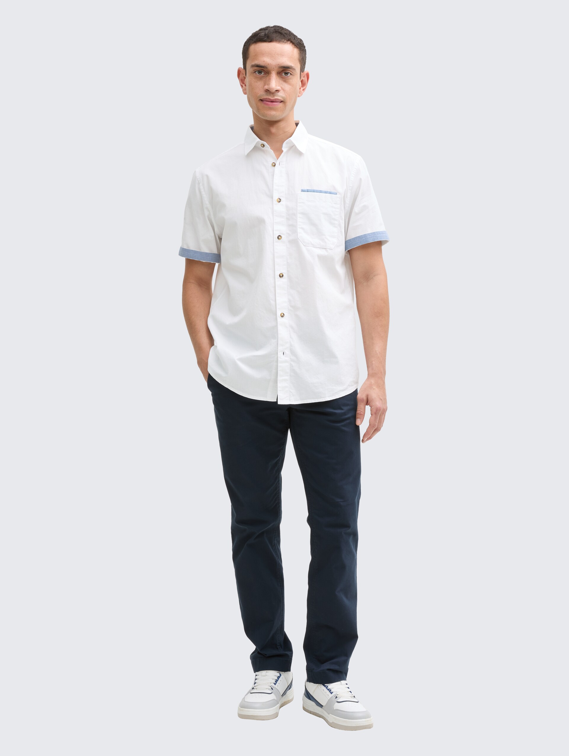 Regular Fit Kurzarmhemd mit Brusttasche - White - Model-Vorderansicht