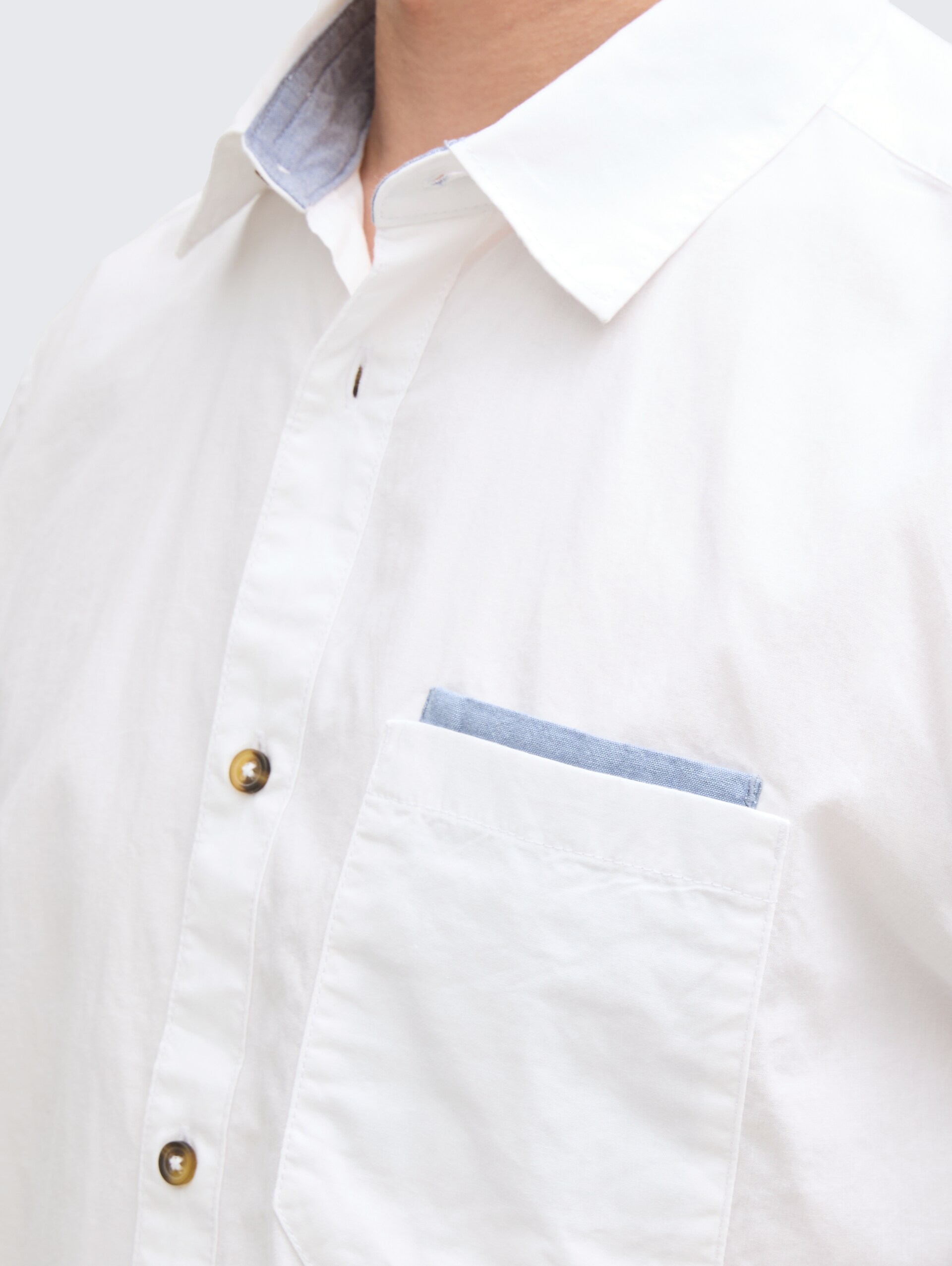 Regular Fit Kurzarmhemd mit Brusttasche - White - Detail-Model-Ansicht
