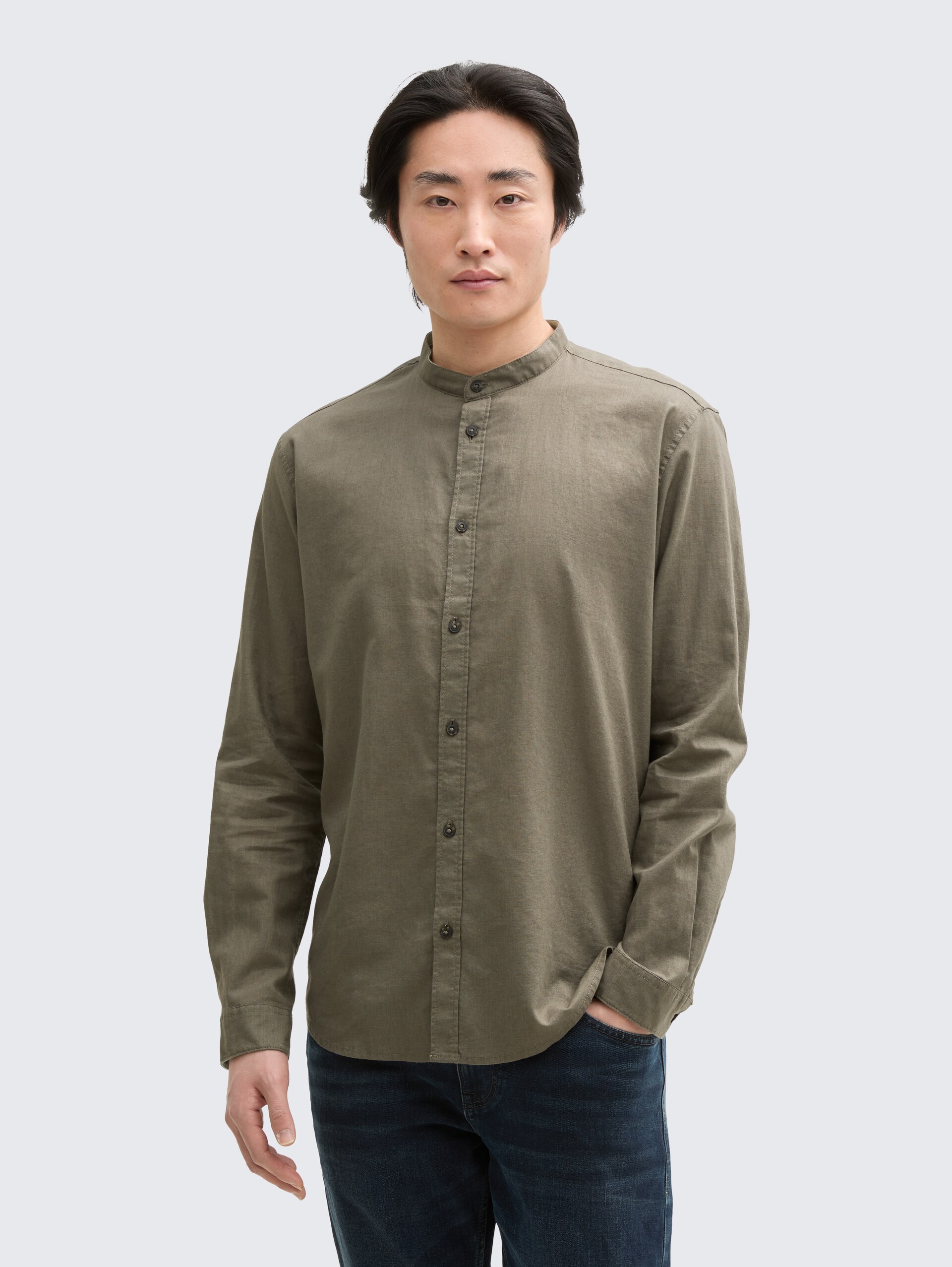Regular Fit Hemd mit Leinenanteil - smokey olive green - Ausschnitt Model-Vorderansicht