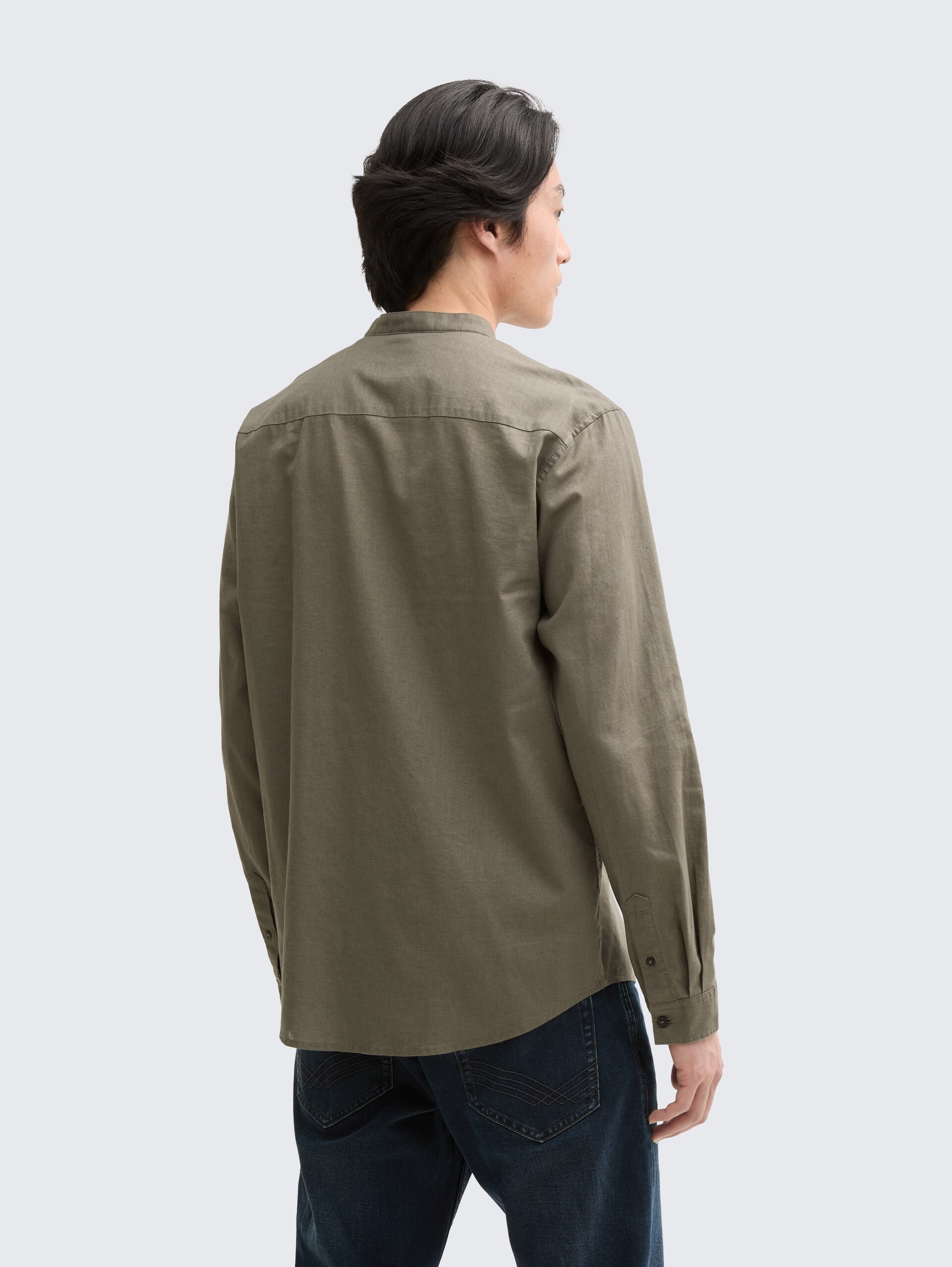 Regular Fit Hemd mit Leinenanteil - smokey olive green - Auschnitt Model-Rückansicht
