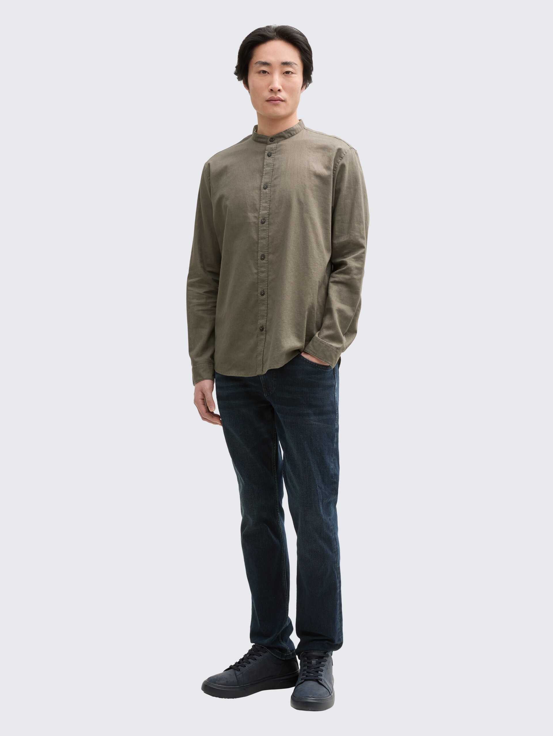 Regular Fit Hemd mit Leinenanteil - smokey olive green - Model-Vorderansicht
