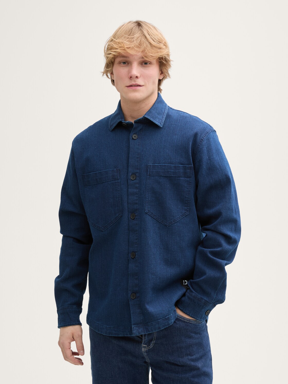 Overshirt aus Jeans-Stoff - raw bright blue denim - Ausschnitt Model-Vorderansicht