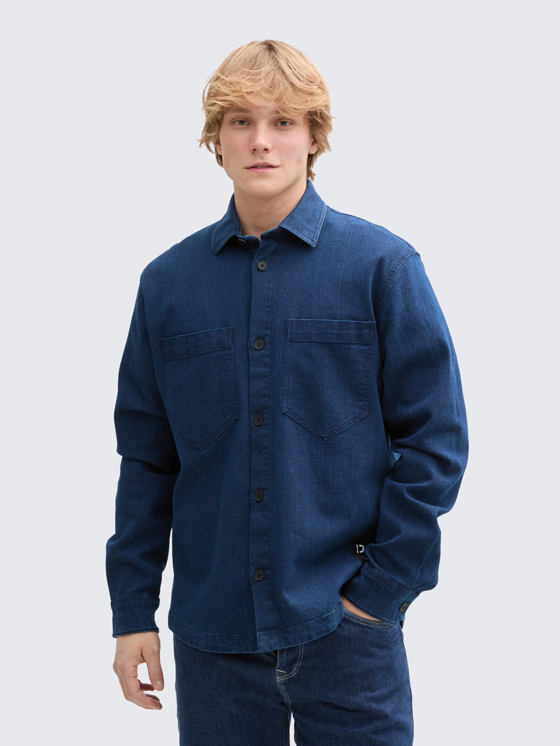 Overshirt aus Jeans-Stoff - raw bright blue denim - Ausschnitt Model-Vorderansicht