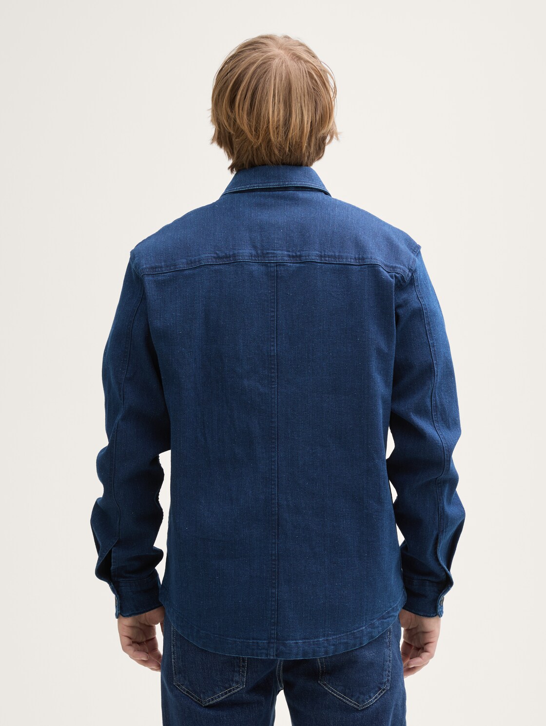 Overshirt aus Jeans-Stoff - raw bright blue denim - Auschnitt Model-Rückansicht