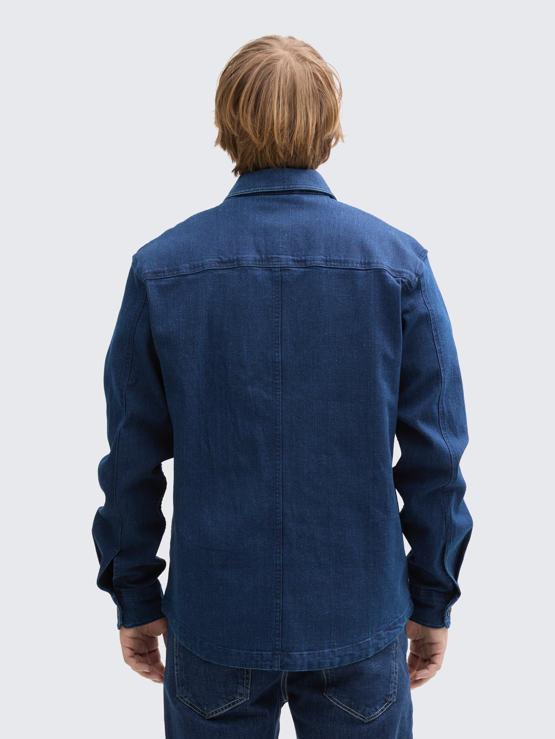 Overshirt aus Jeans-Stoff - raw bright blue denim - Auschnitt Model-Rückansicht