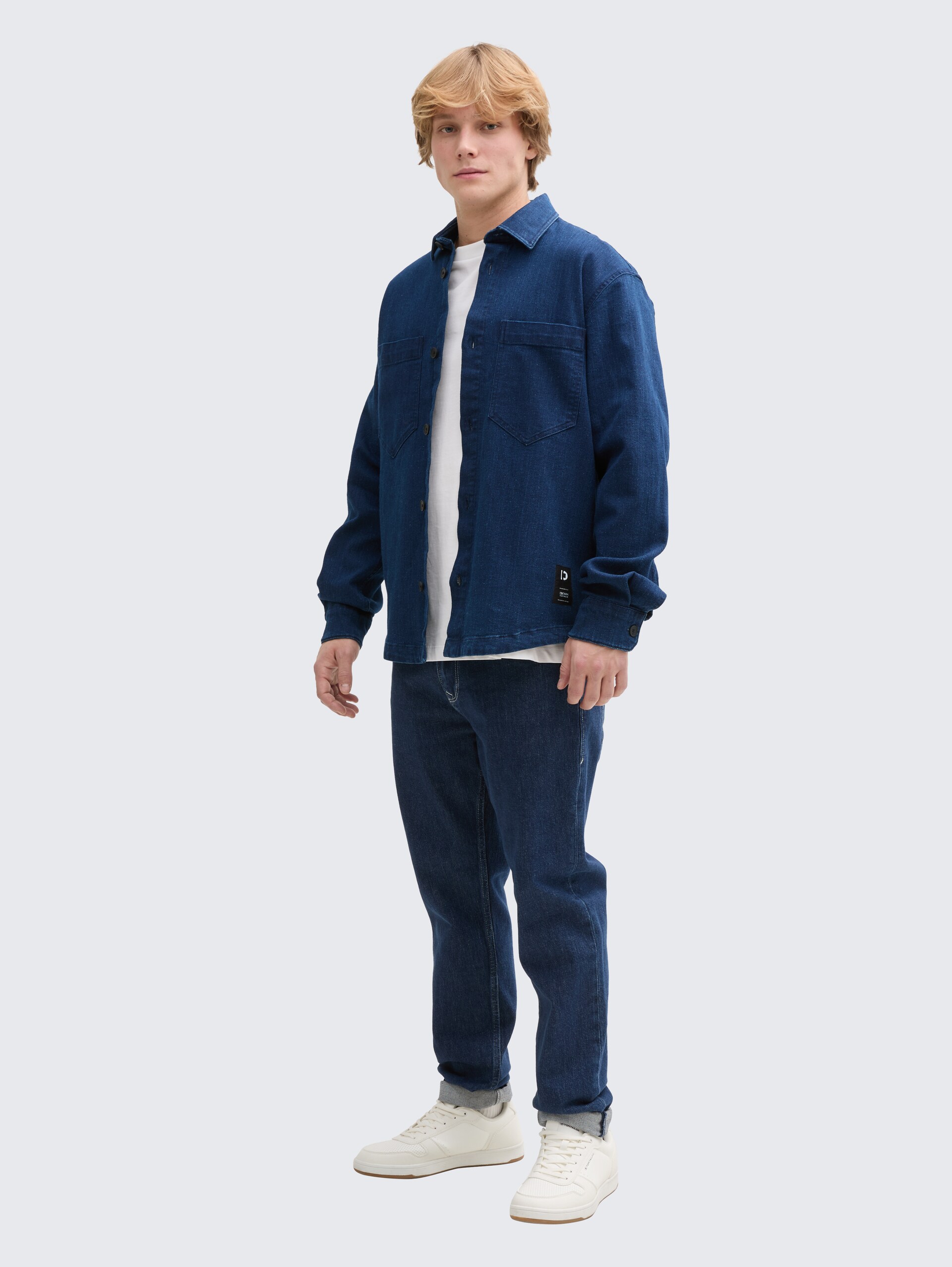 Overshirt aus Jeans-Stoff - raw bright blue denim - Model-Vorderansicht