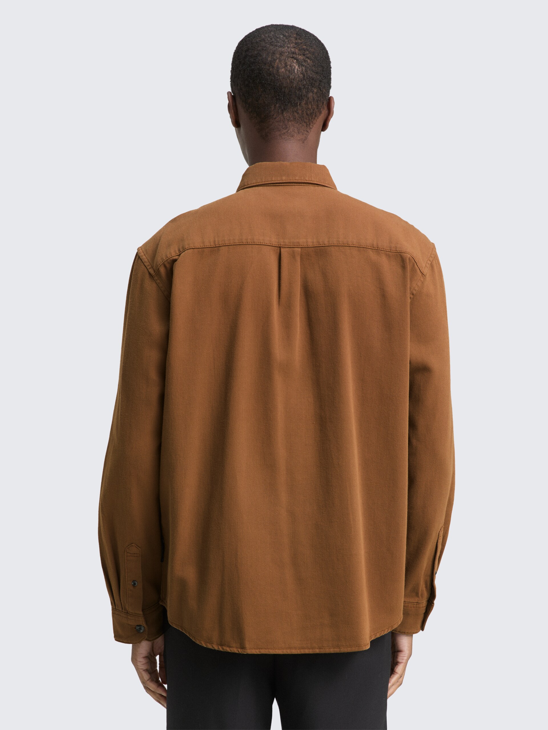 Relaxed Fit Hemd mit Brusttasche - Golden Clay - Auschnitt Model-Rückansicht