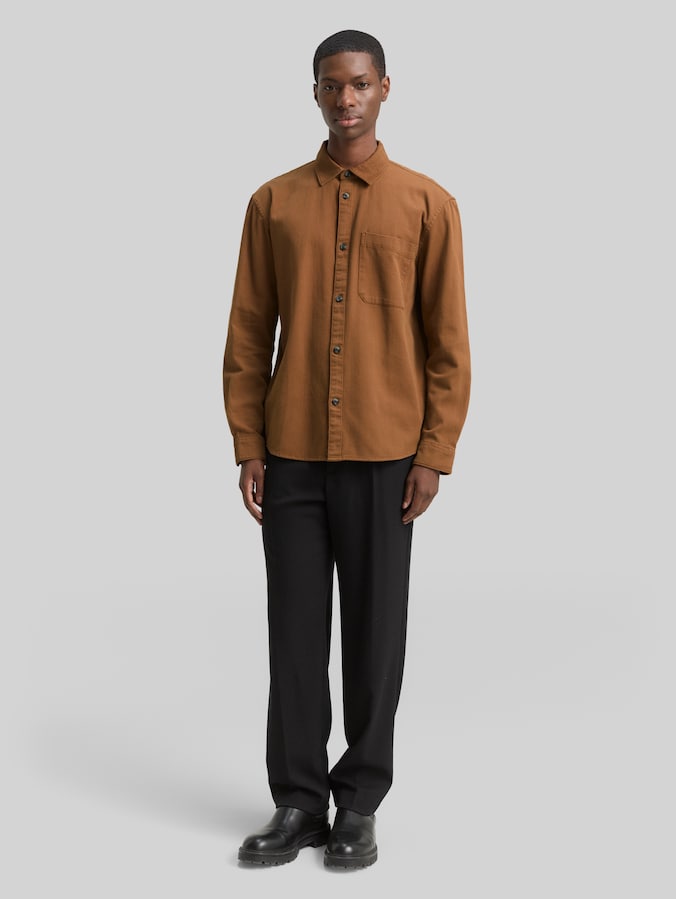 Chemise coupe décontractée avec poche poitrine par Denim Male, Golden Clay
