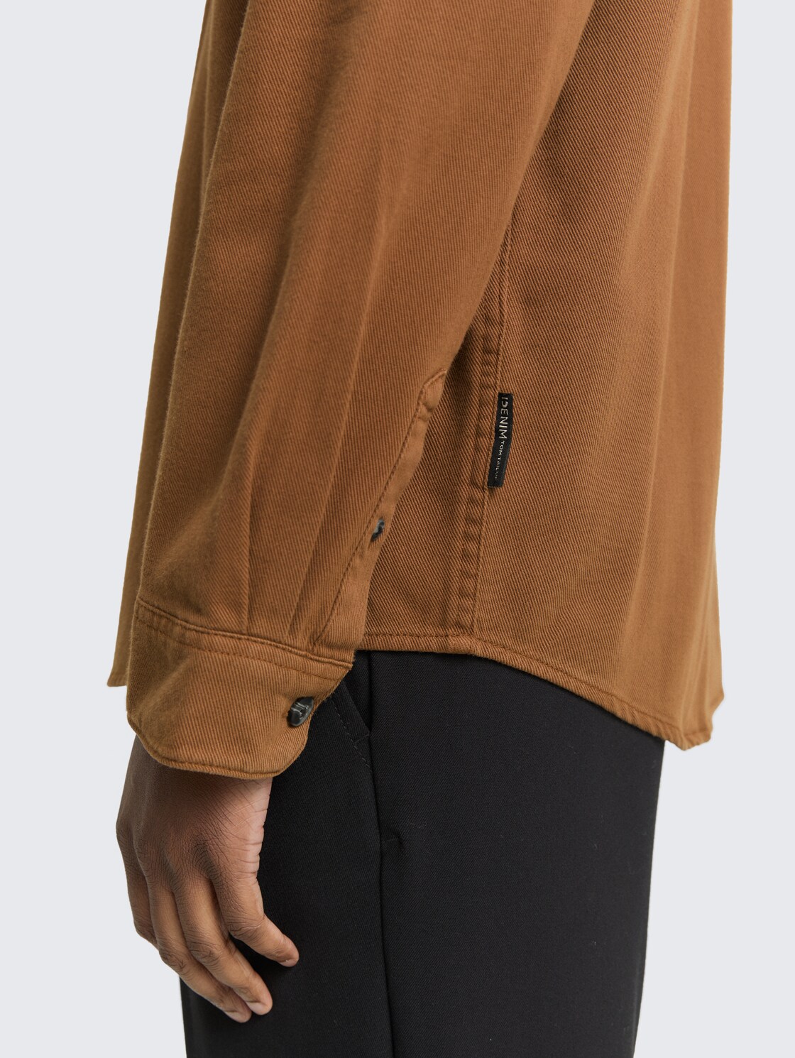 Relaxed Fit Hemd mit Brusttasche - Golden Clay - Detail-Model-Ansicht