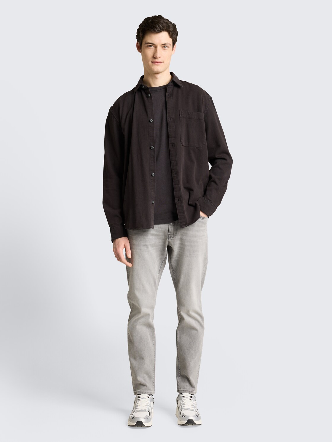 Relaxed Fit Hemd mit Brusttasche - coal grey - Model-Vorderansicht