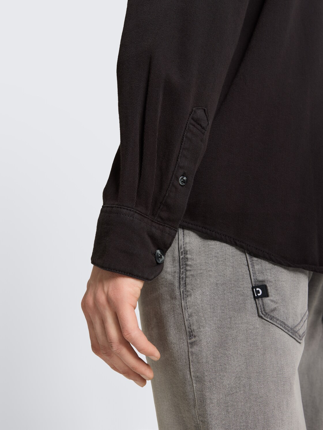 Relaxed Fit Hemd mit Brusttasche - coal grey - Detail-Model-Ansicht