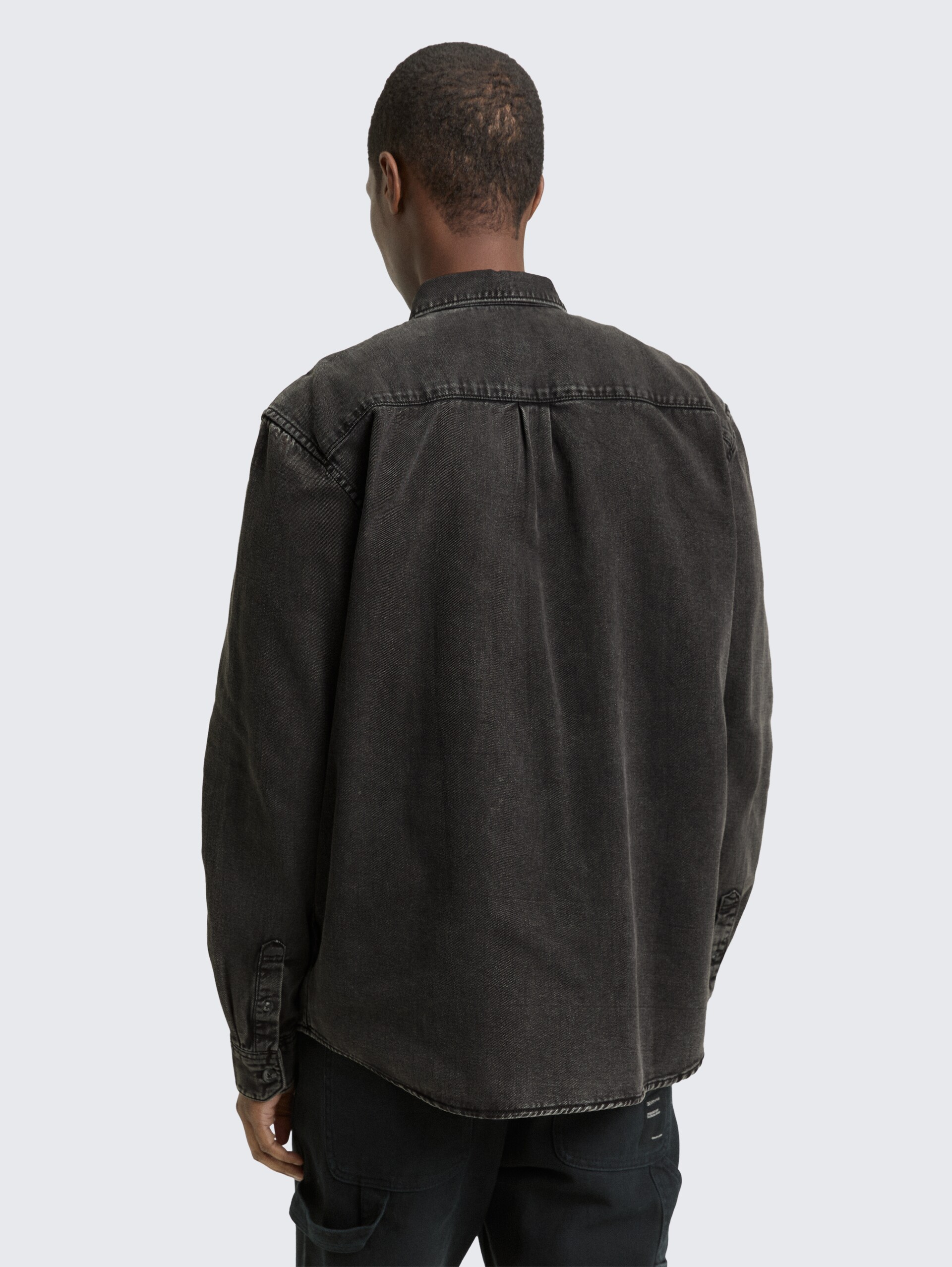 Relaxed Fit Hemd mit Brusttasche - Black - Auschnitt Model-Rückansicht