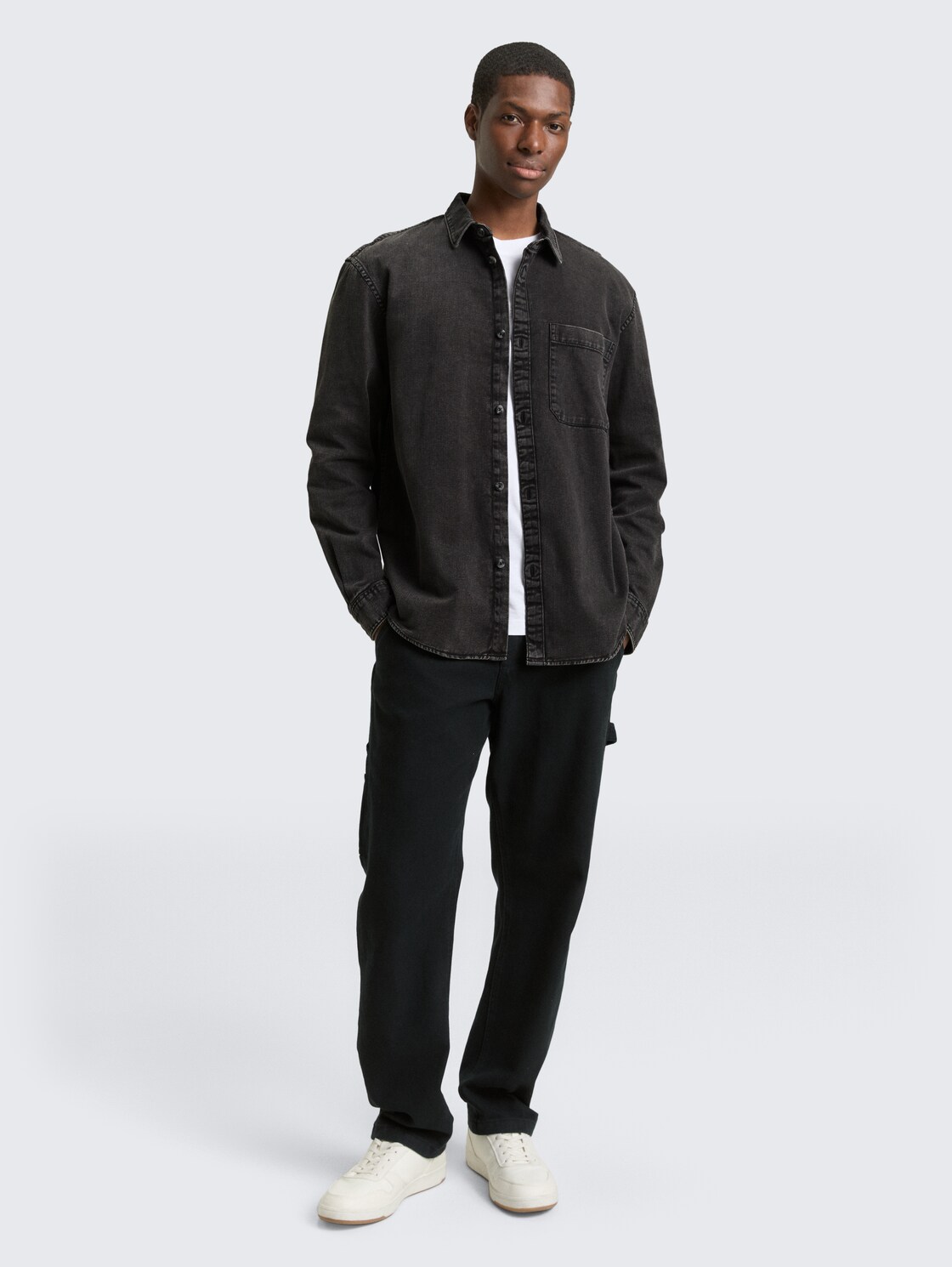 Relaxed Fit Hemd mit Brusttasche - Black - Model-Vorderansicht