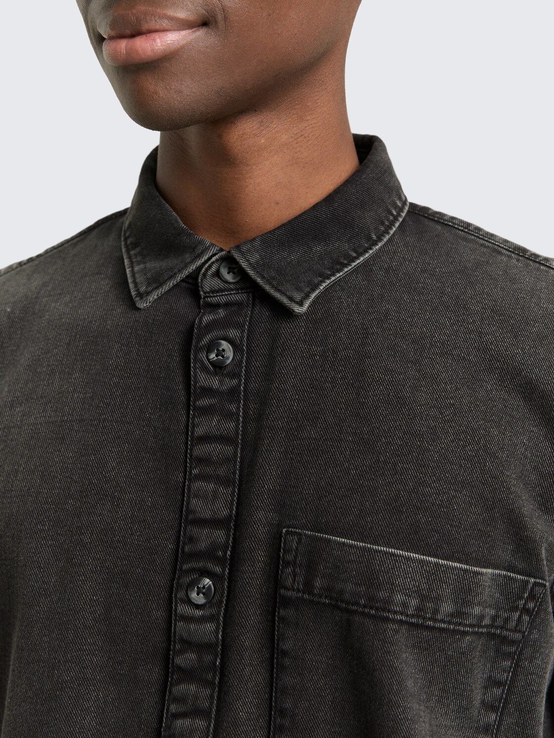 Relaxed Fit Hemd mit Brusttasche - Black - Detail-Model-Ansicht