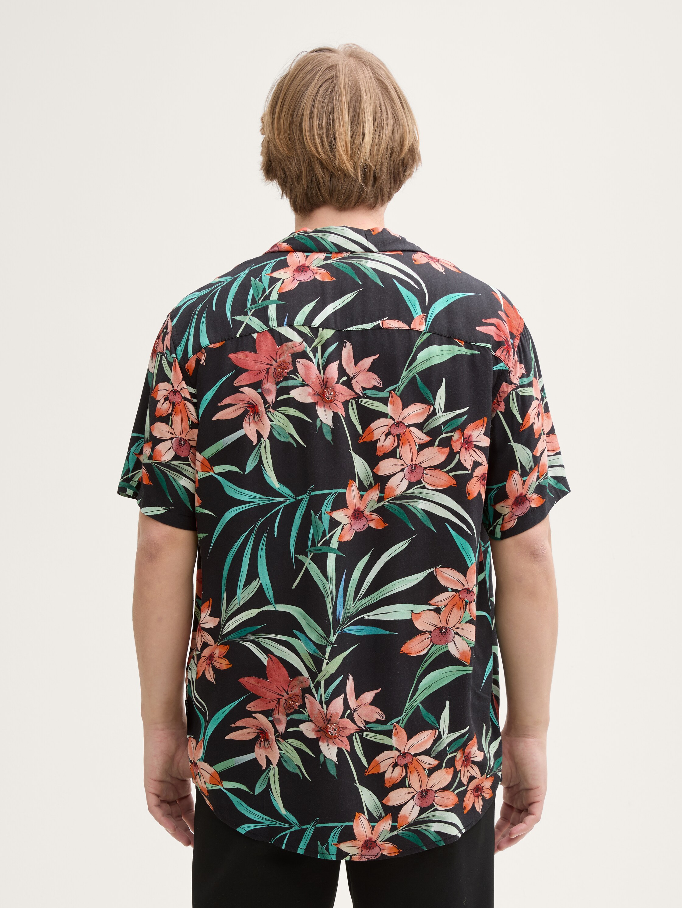 Relaxed Fit Kurzarmhemd mit Blumen-Muster - black_big_flowery_print - 
