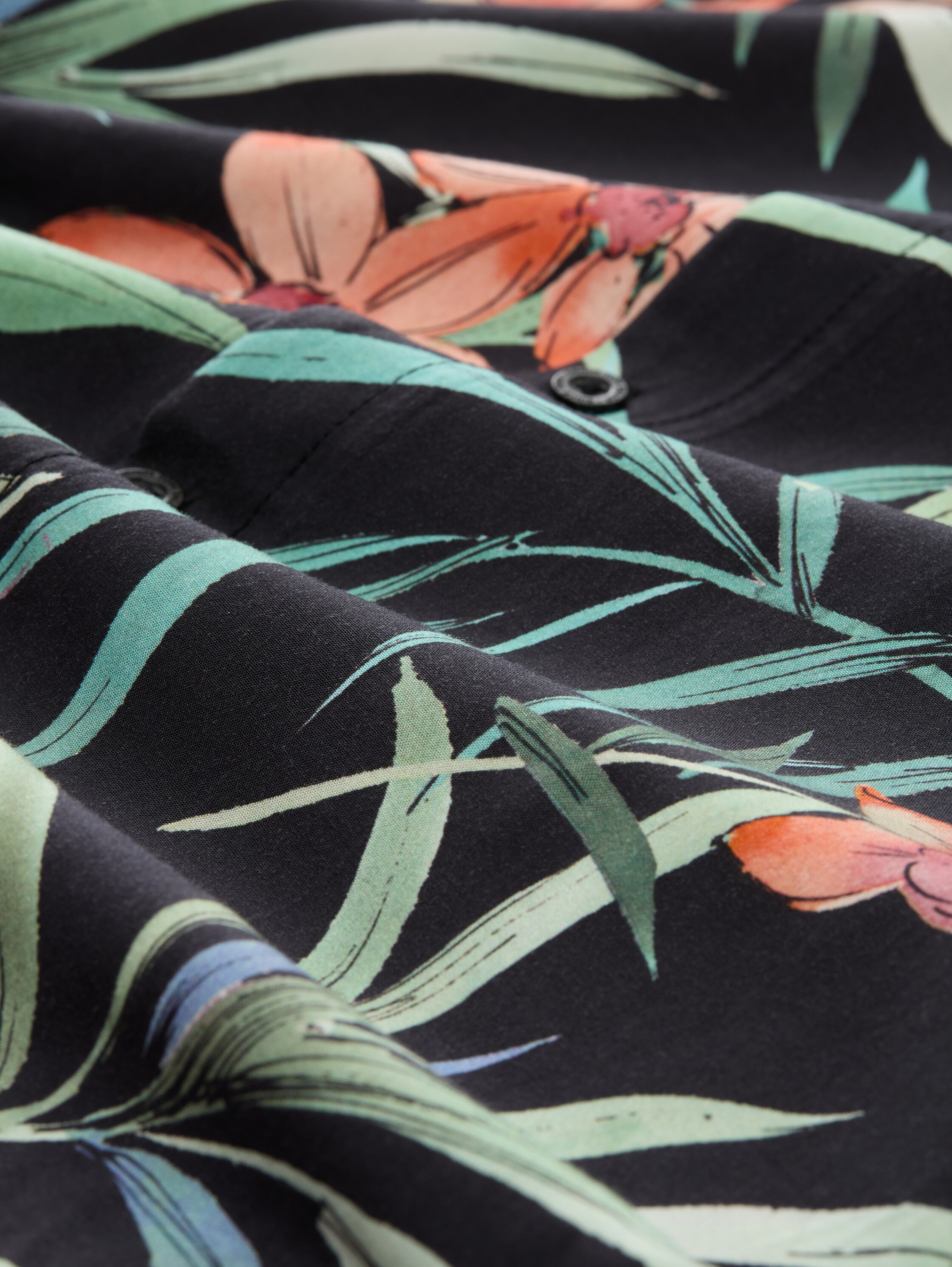 Relaxed Fit Kurzarmhemd mit Blumen-Muster - black_big_flowery_print - 
