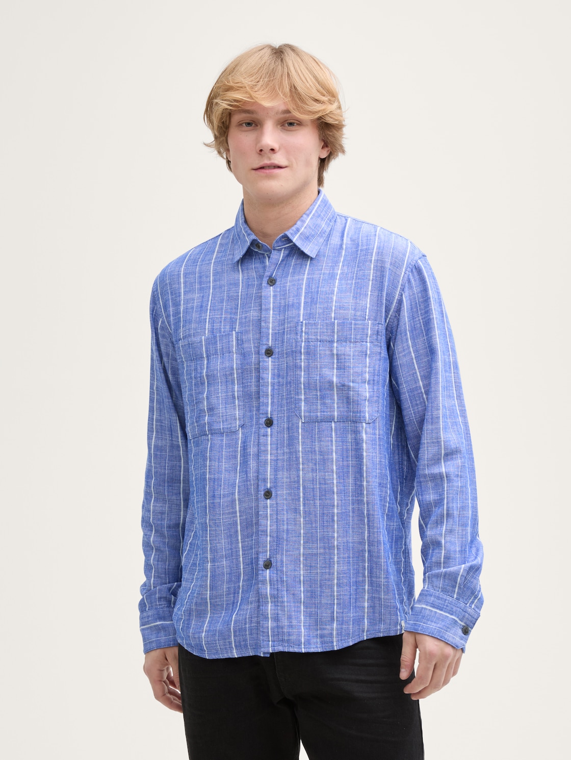 Relaxed Fit Hemd mit Leinenanteil - royale blue stripe - Ausschnitt Model-Vorderansicht