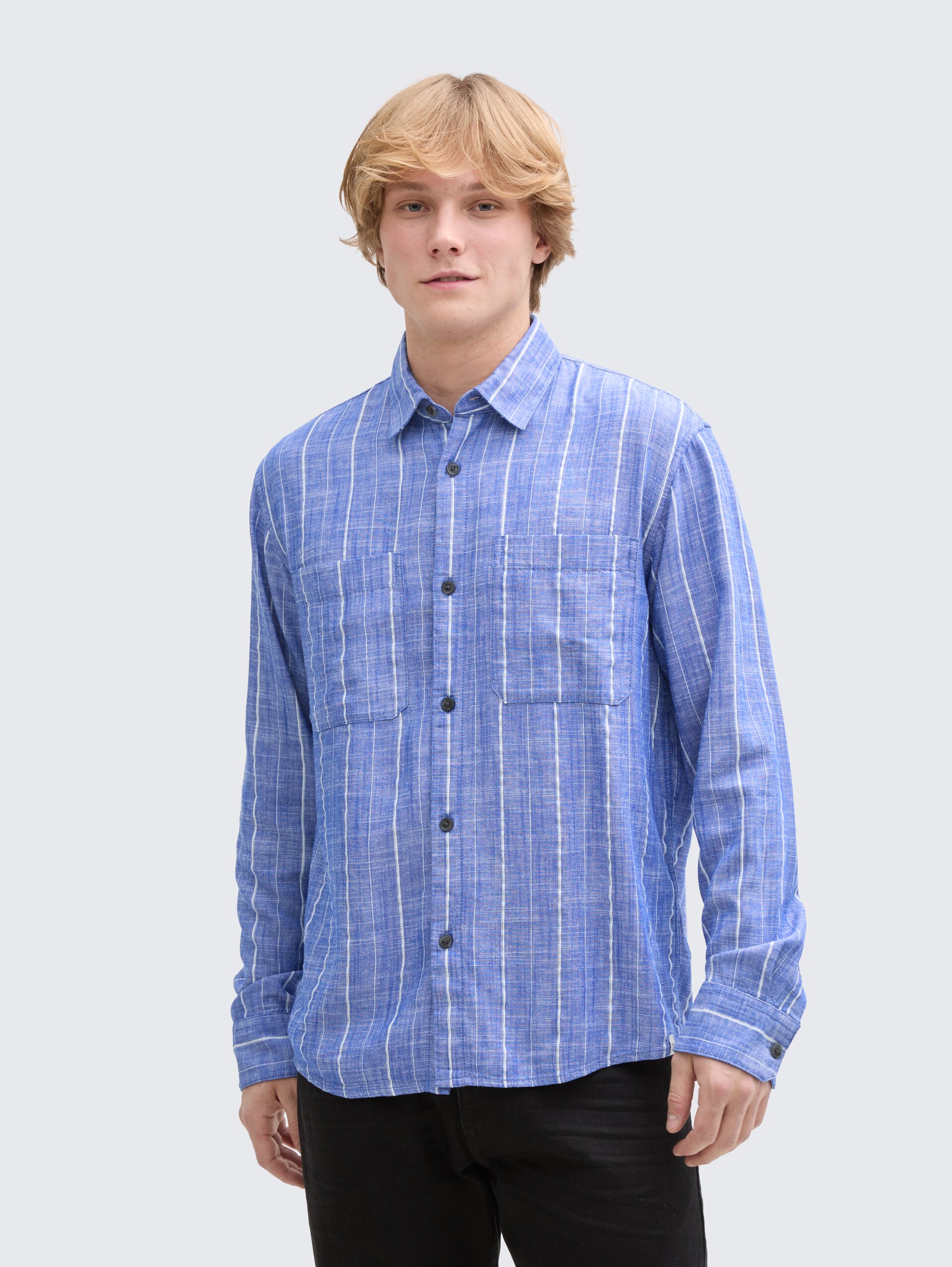 Relaxed Fit Hemd mit Leinenanteil - royale blue stripe - Ausschnitt Model-Vorderansicht