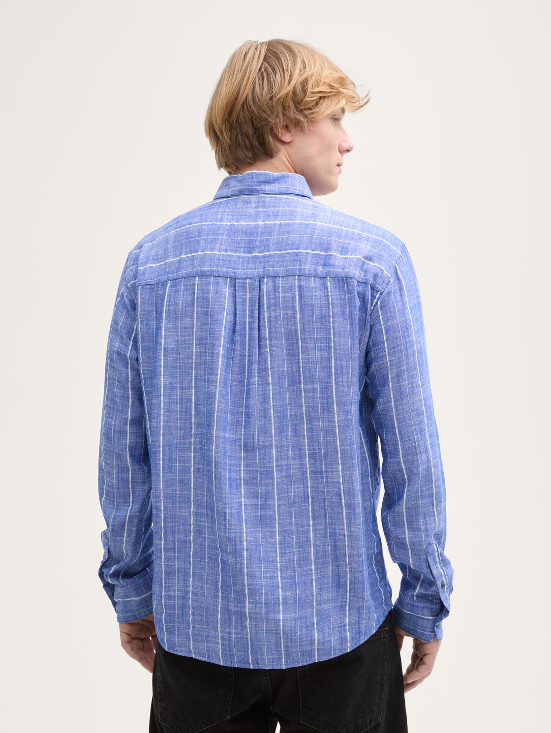 Relaxed Fit Hemd mit Leinenanteil - royale blue stripe - Auschnitt Model-Rückansicht