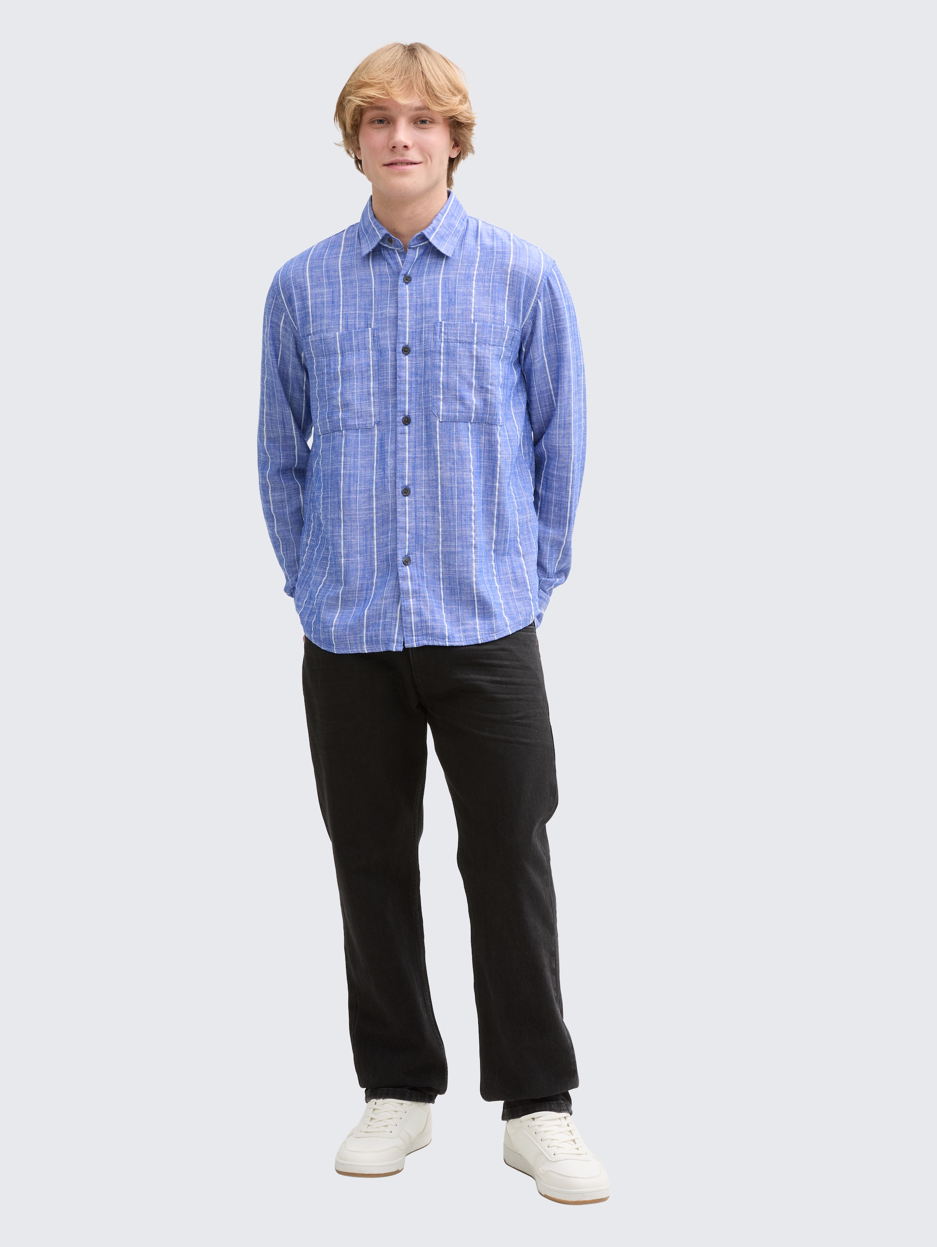 Relaxed Fit Hemd mit Leinenanteil - royale blue stripe - Model-Vorderansicht